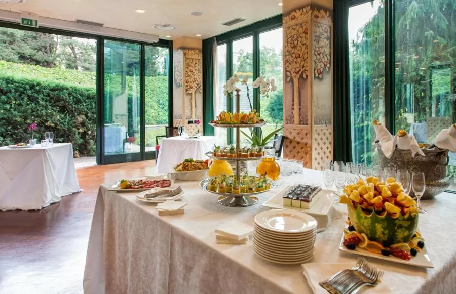 Restaurant/places to eat in Cosmo Hotel Torri