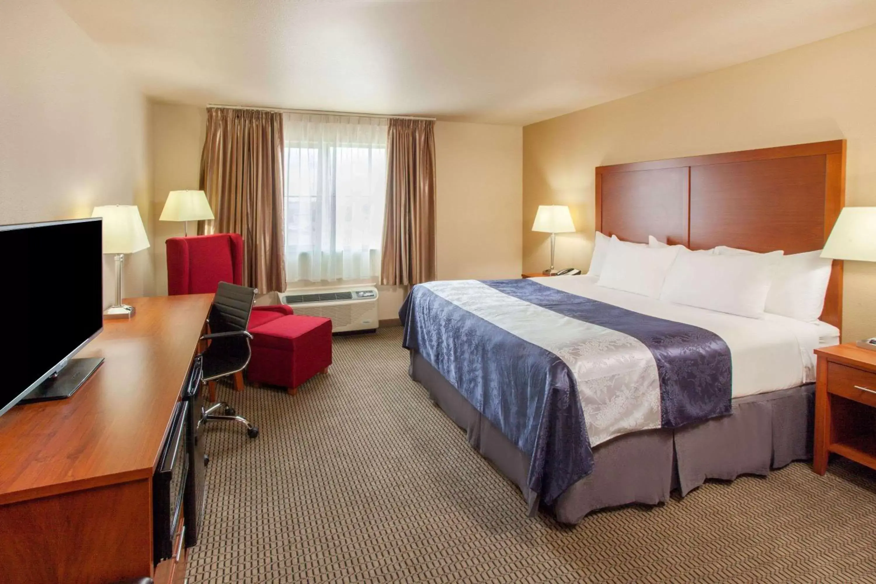 Photo of the whole room, Bed in Baymont by Wyndham Grand Forks