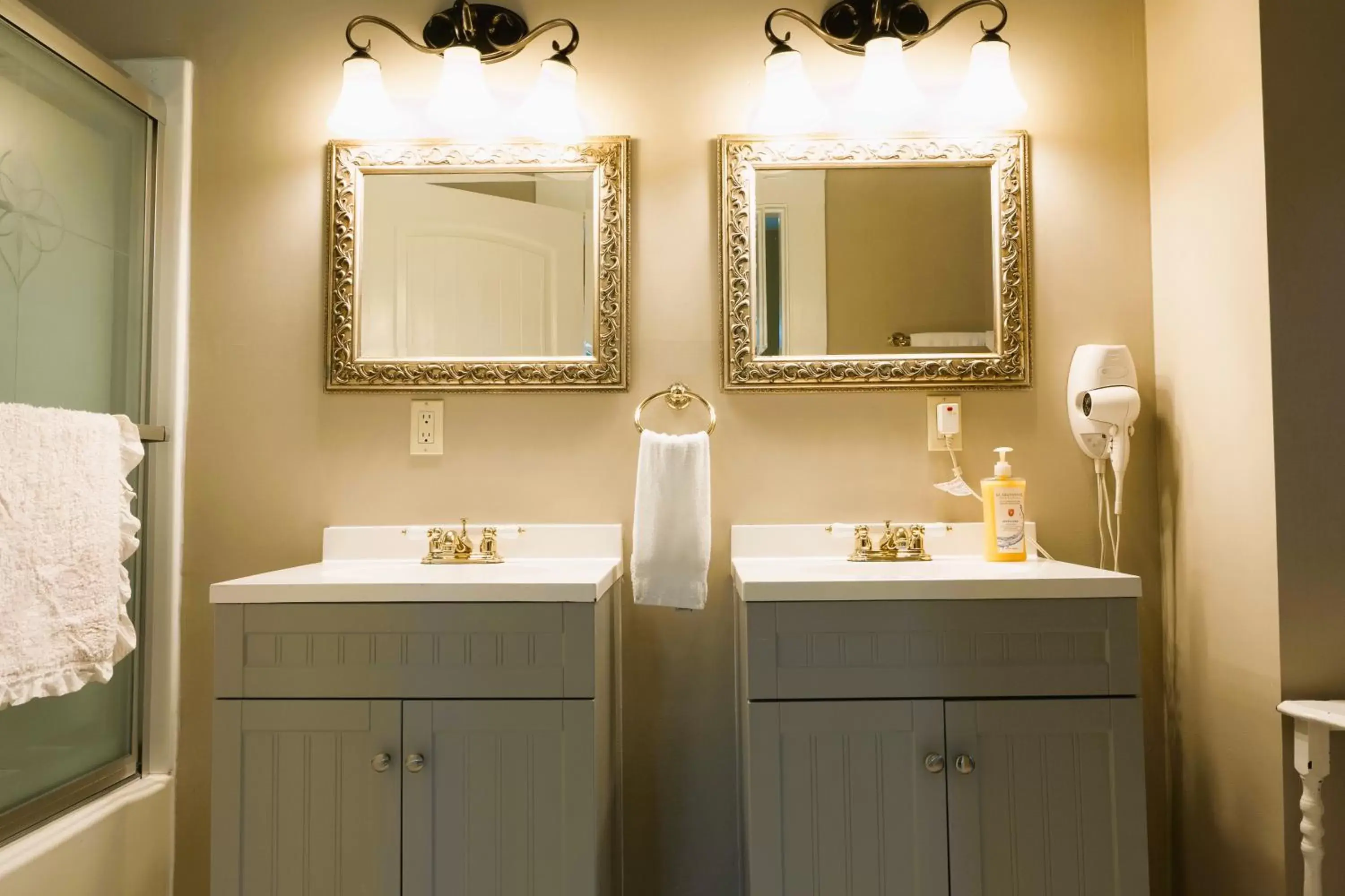 Bathroom in Oak Park Inn