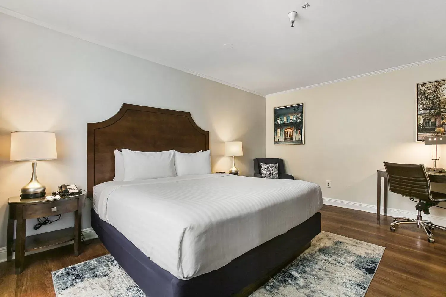 Property building, Bed in St Charles Inn, Superior Hotel