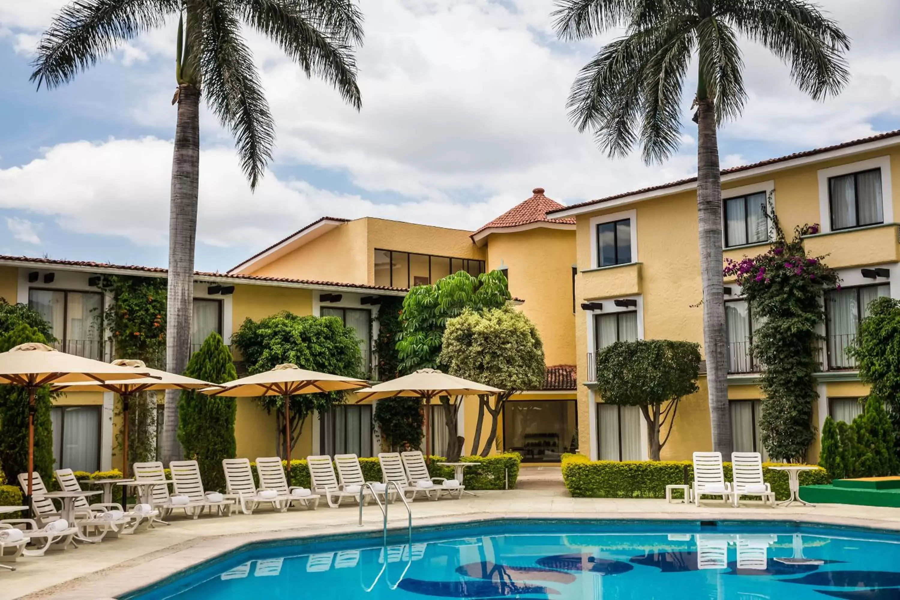 Swimming pool, Property Building in Fiesta Inn Oaxaca