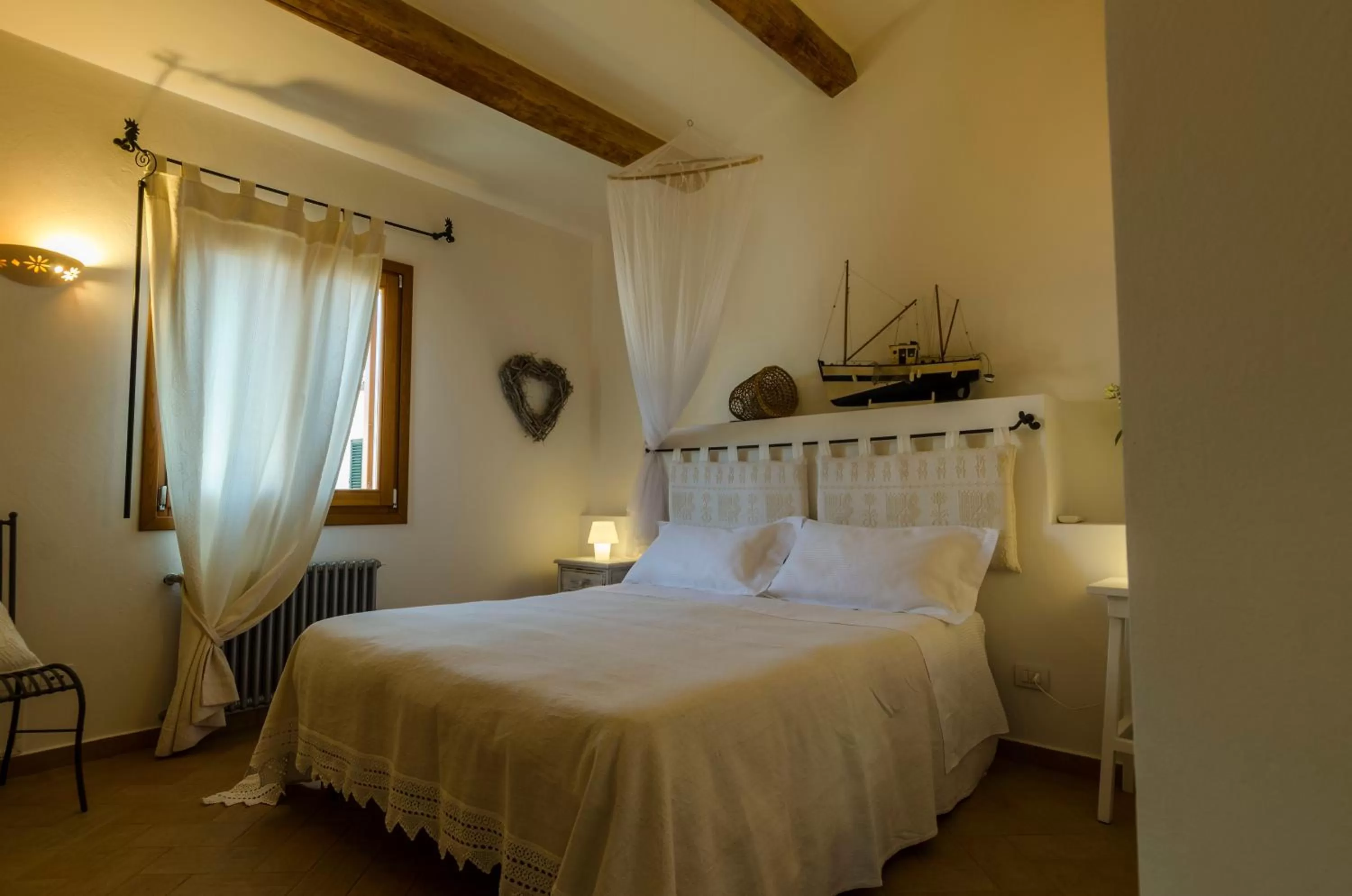 Photo of the whole room, Bed in CelesteDiMare