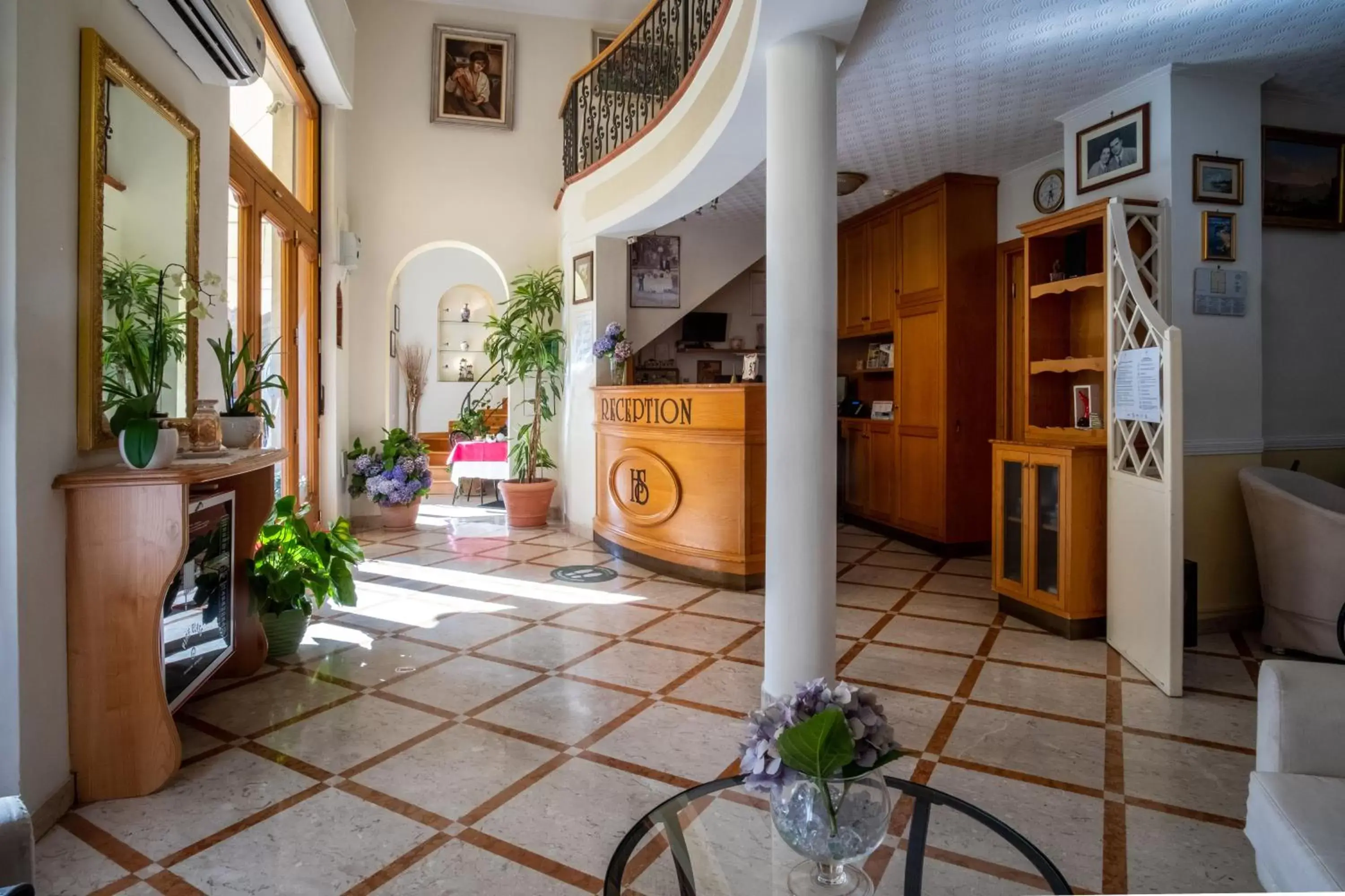 Communal lounge/ TV room in Hotel Savoia Sorrento