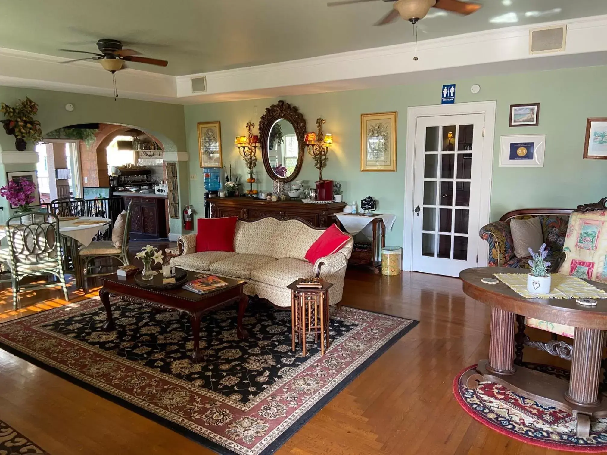 Living room in Sea Breeze Manor Inn