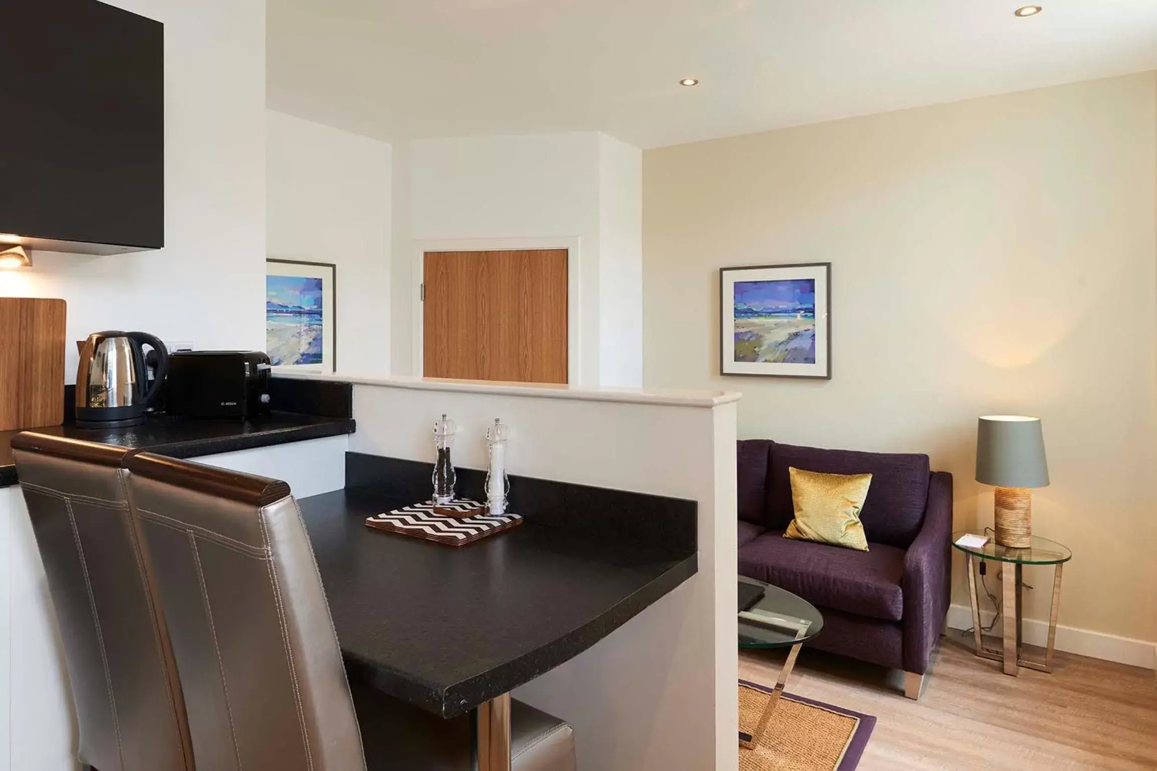 Kitchen or kitchenette, Kitchen/Kitchenette in Braid Apartments by Mansley