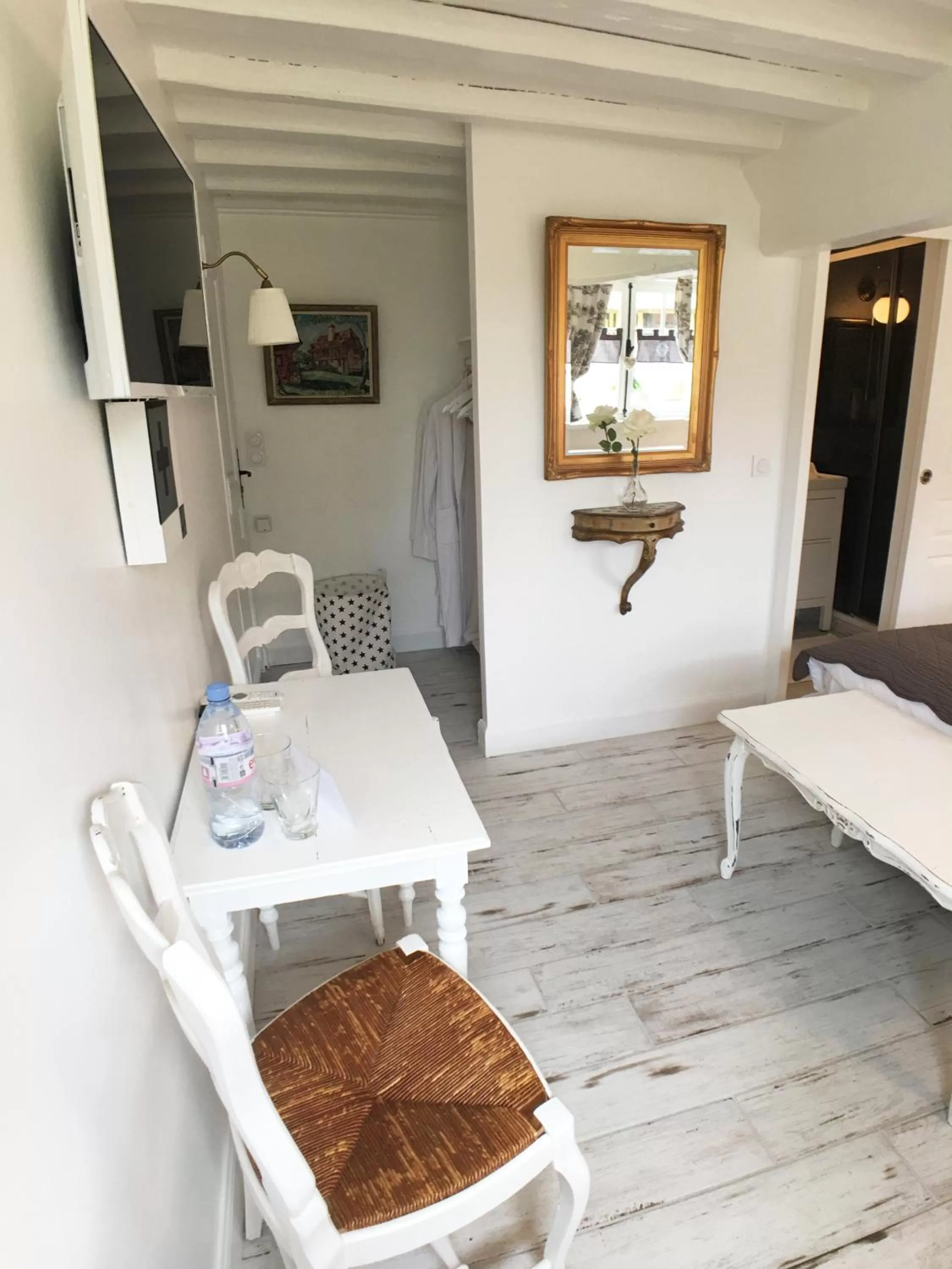 Bedroom in La Romance et la Romanesque