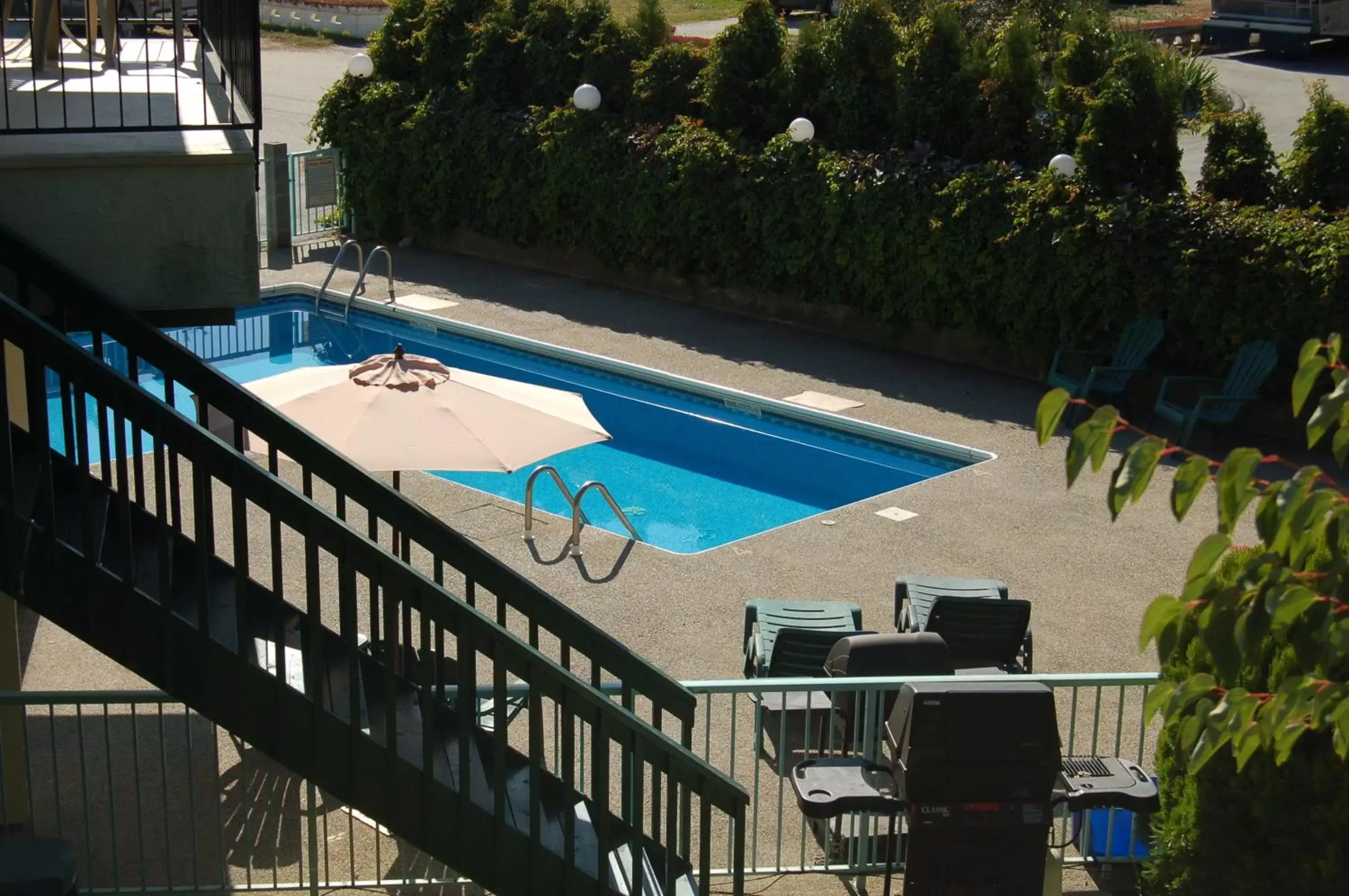 Swimming pool, Pool View in Summerland Motel