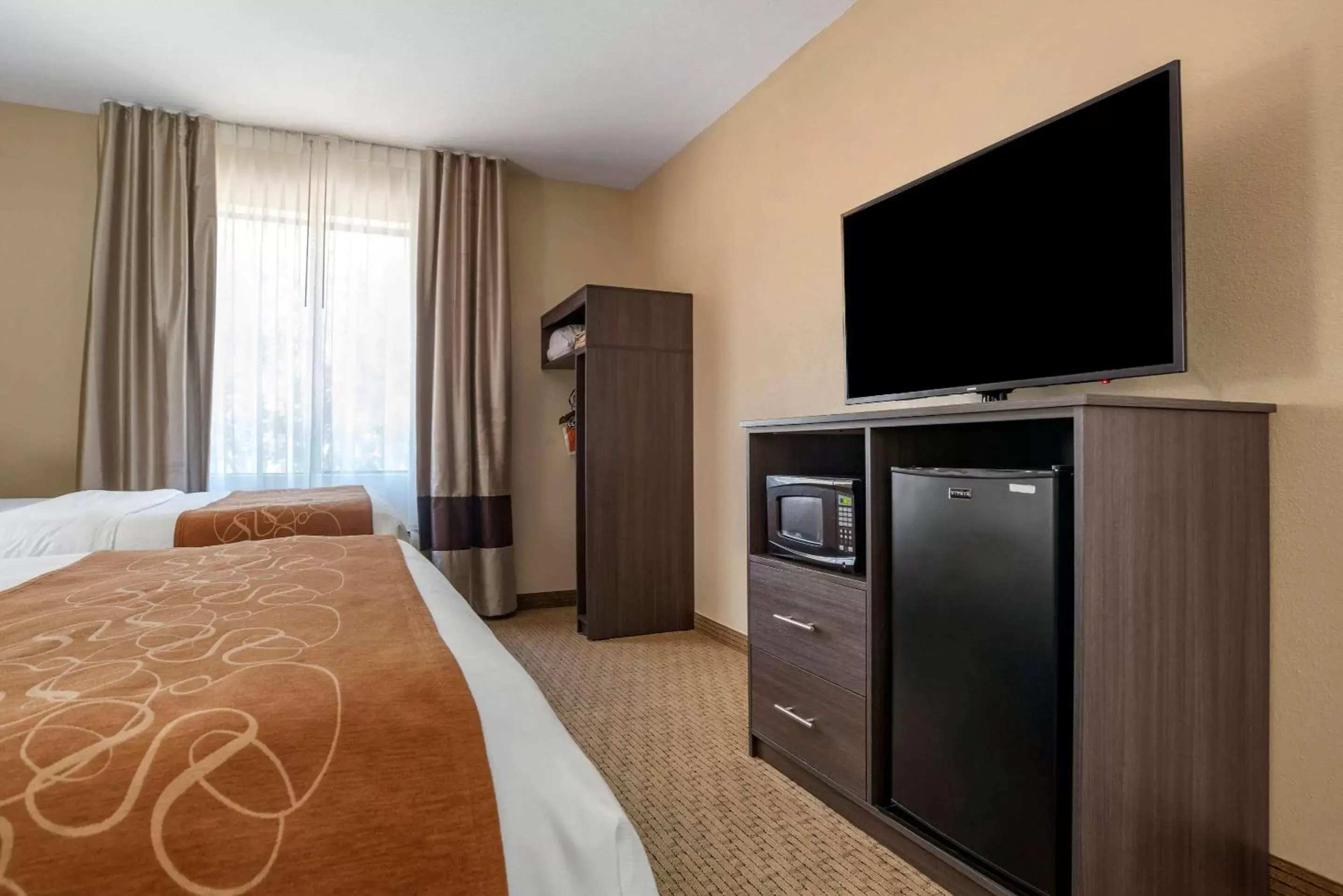 Bedroom, TV/Entertainment Center in Comfort Suites Mobile West/Tillmans Corner