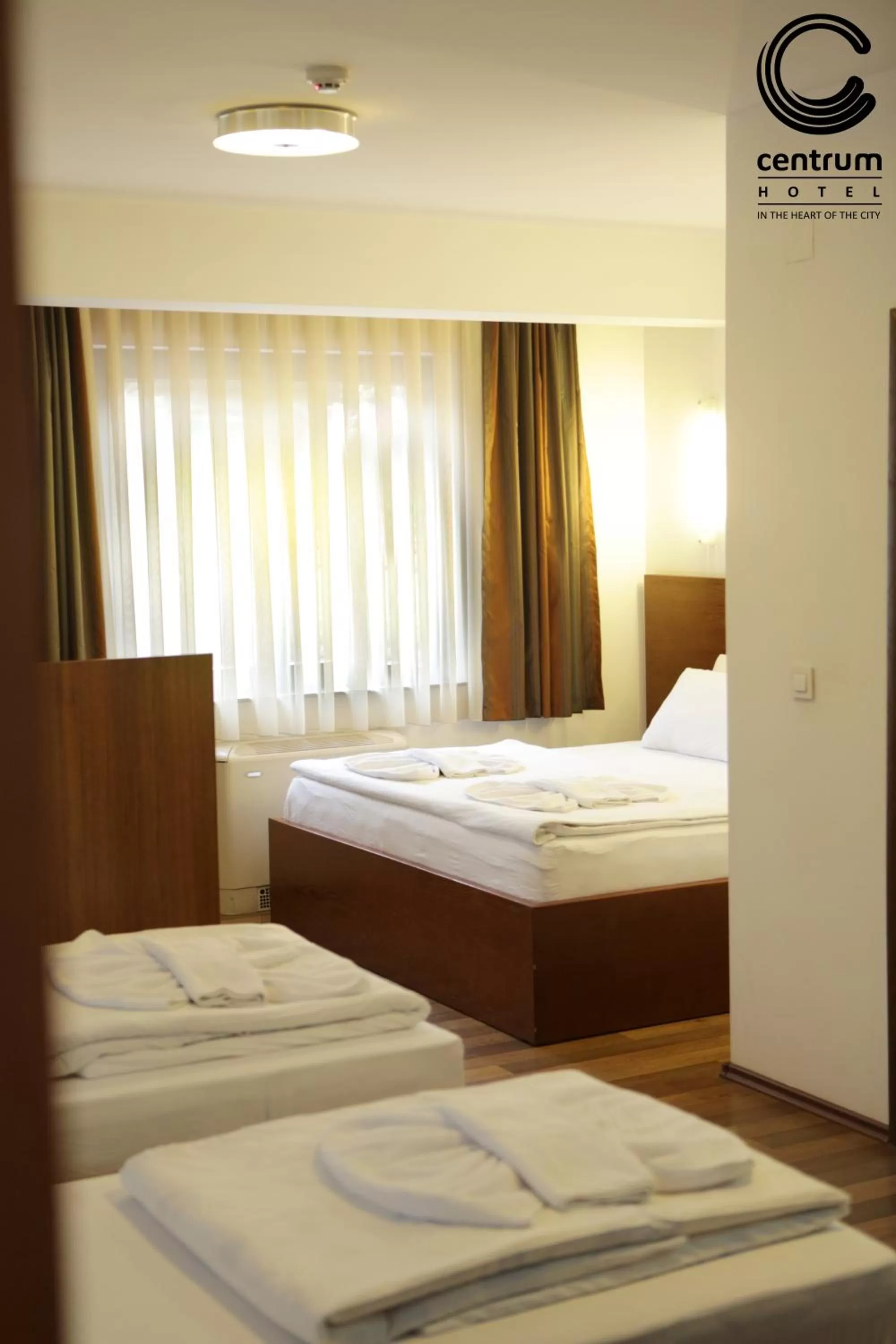 Shower, Bed in Hotel Centrum Prizren