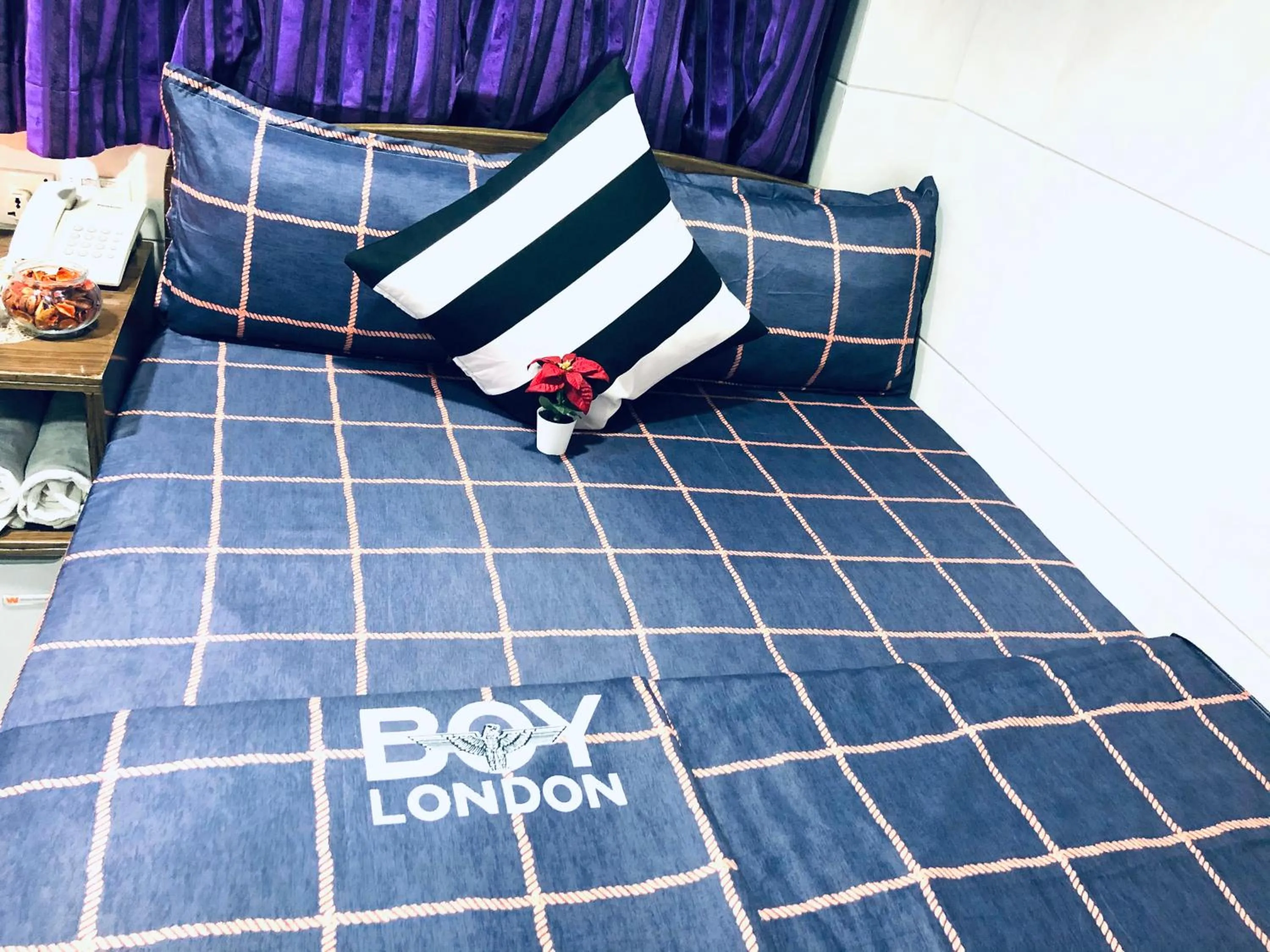 cot, Bed in Premium Lounge