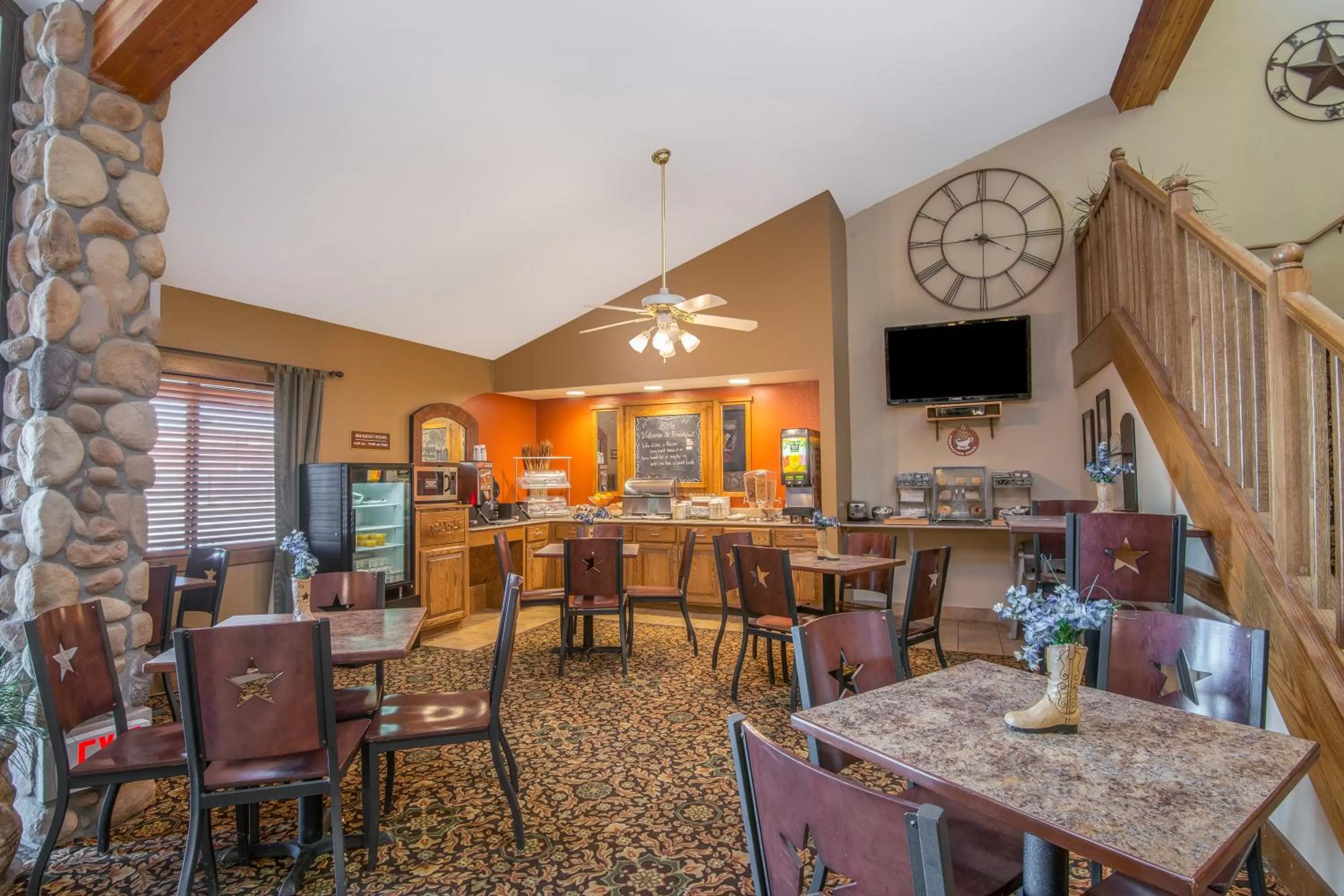 American breakfast in AmericInn by Wyndham Pampa Event Center