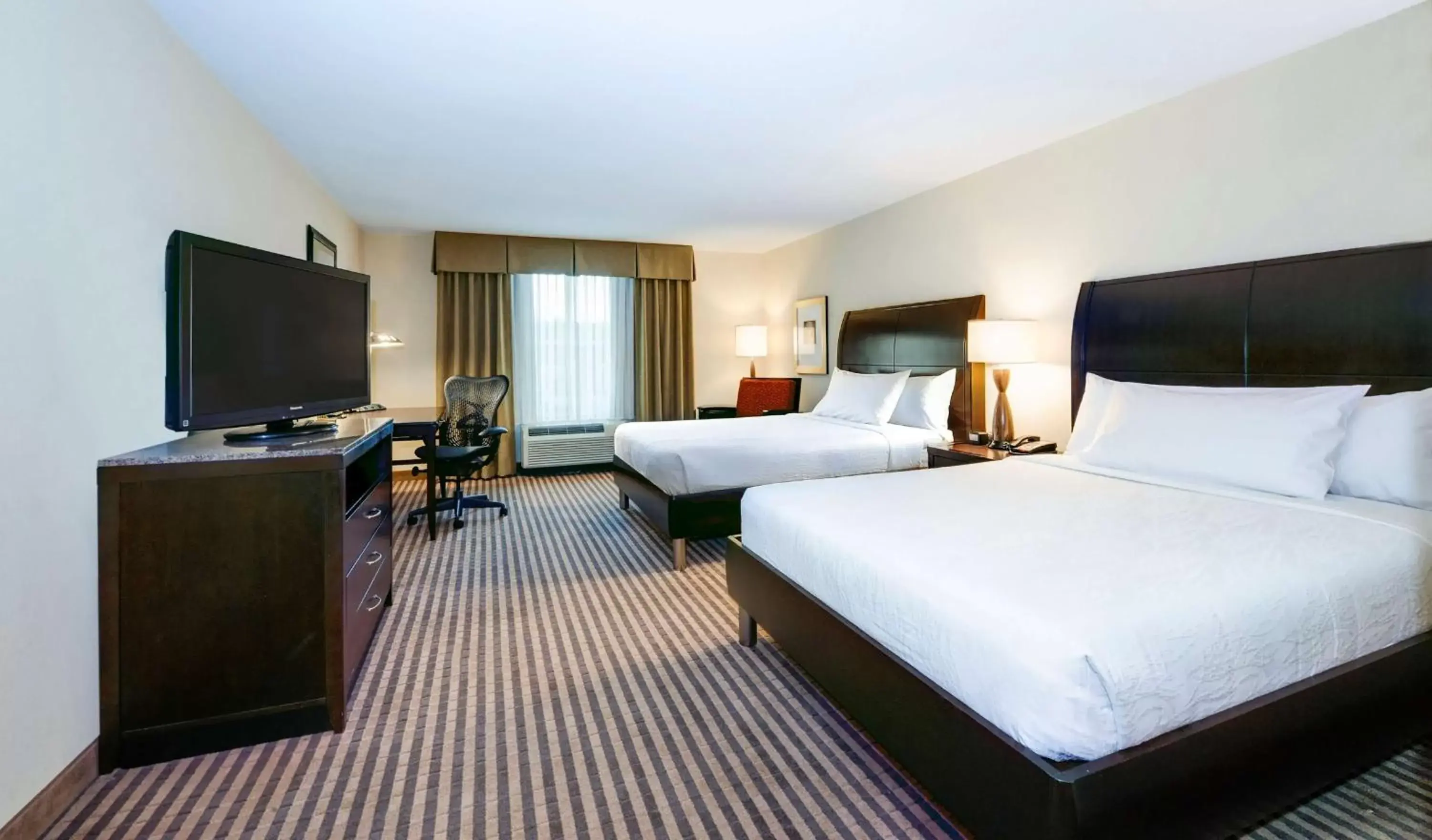 Bed, TV/Entertainment Center in Hilton Garden Inn Columbia/Northeast