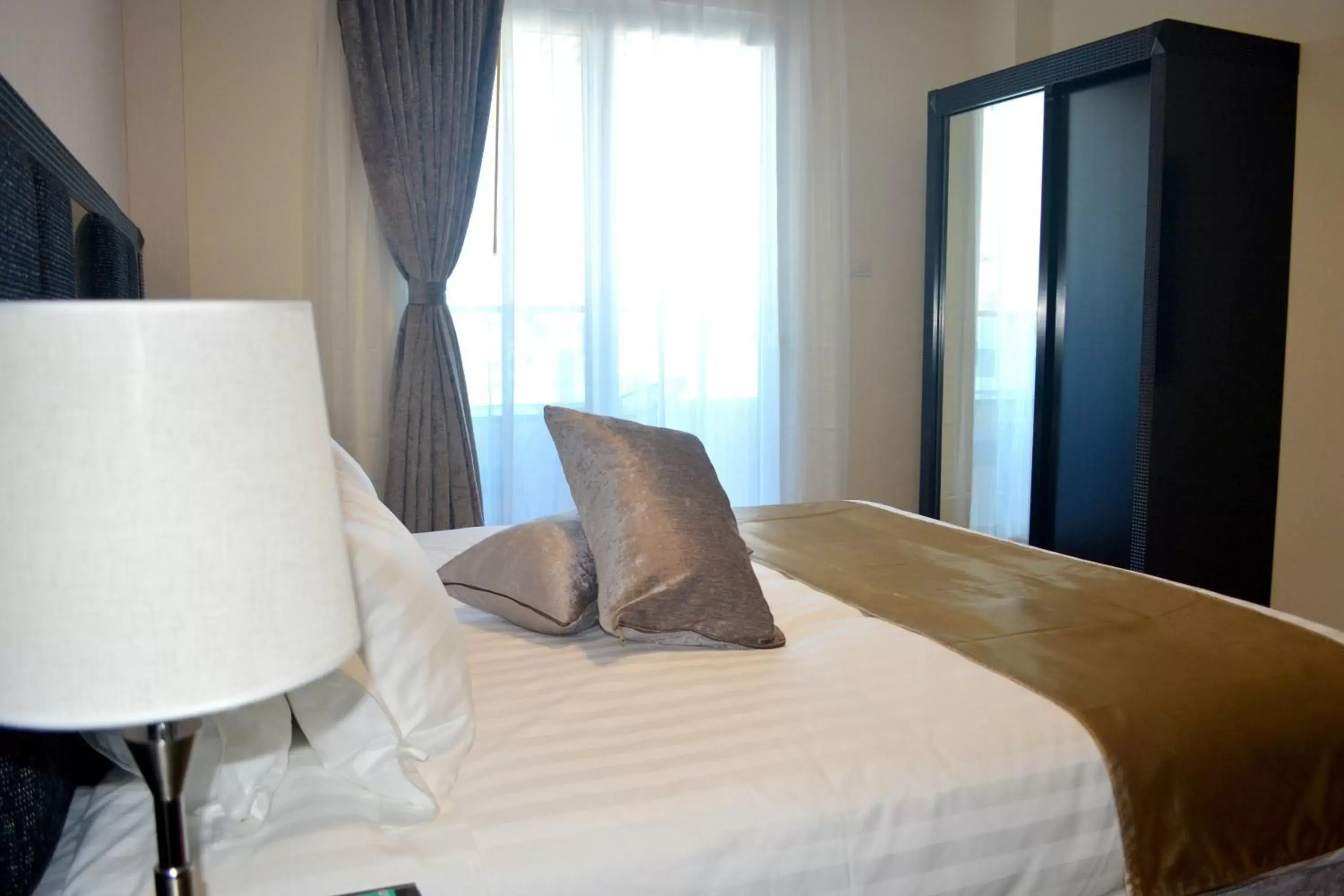 Bed, Room Photo in Tilal Almadina Hotel & Suites