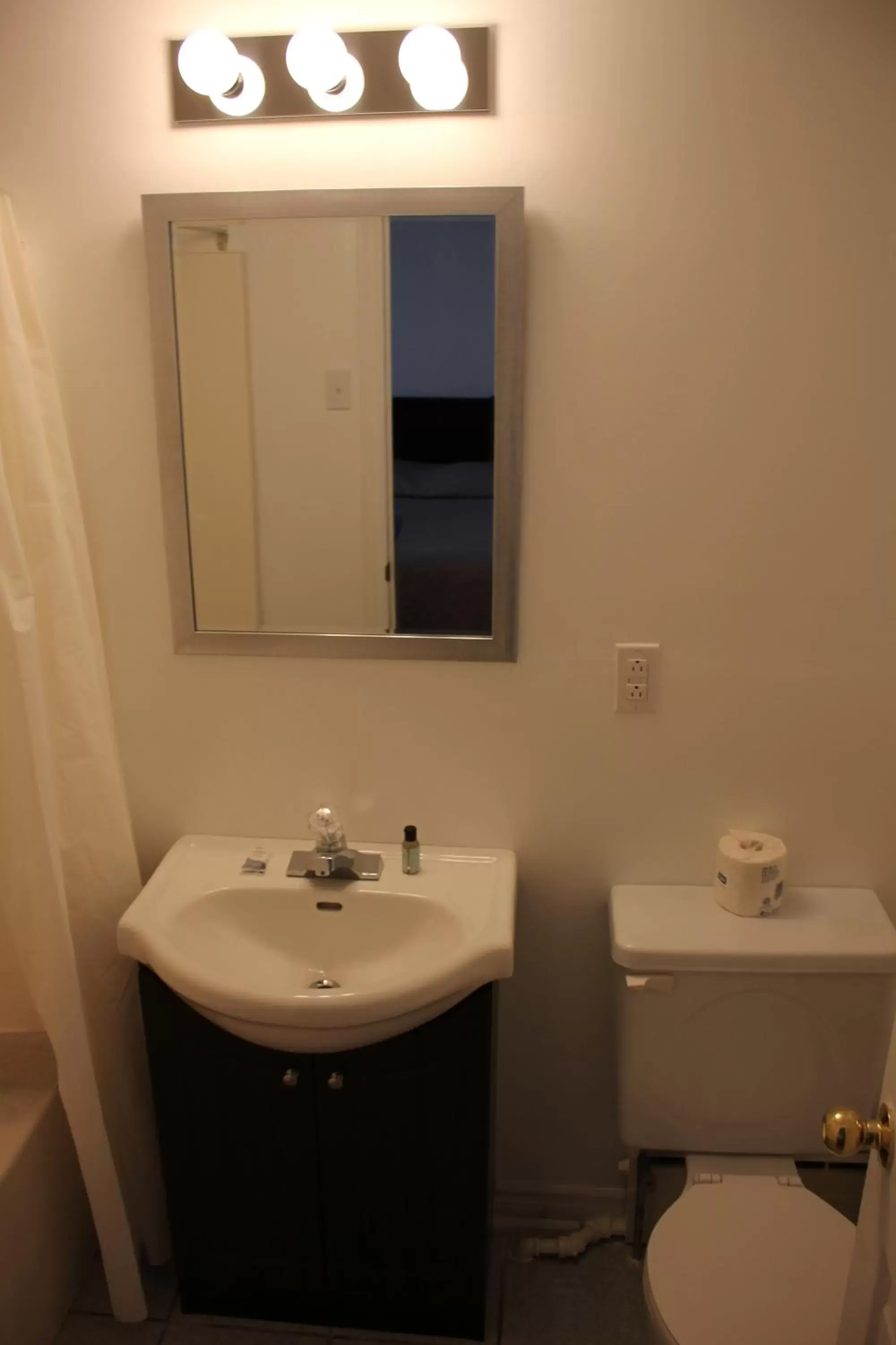Bathroom in Stonehouse Motel and Restaurant