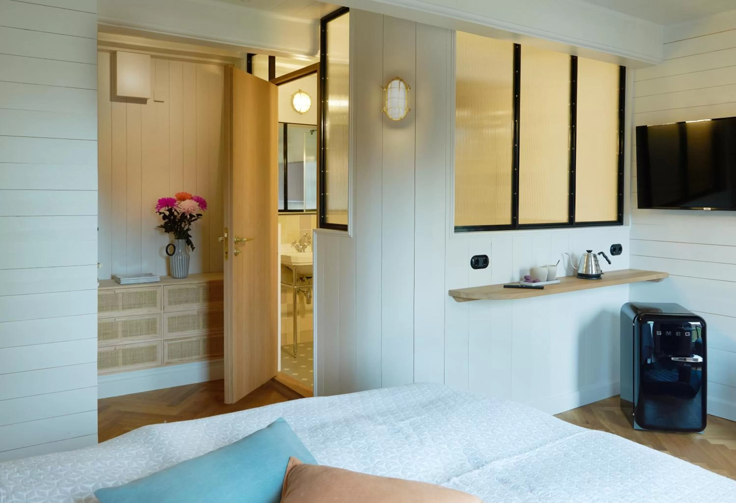 Property building, Bed in Five Rooms