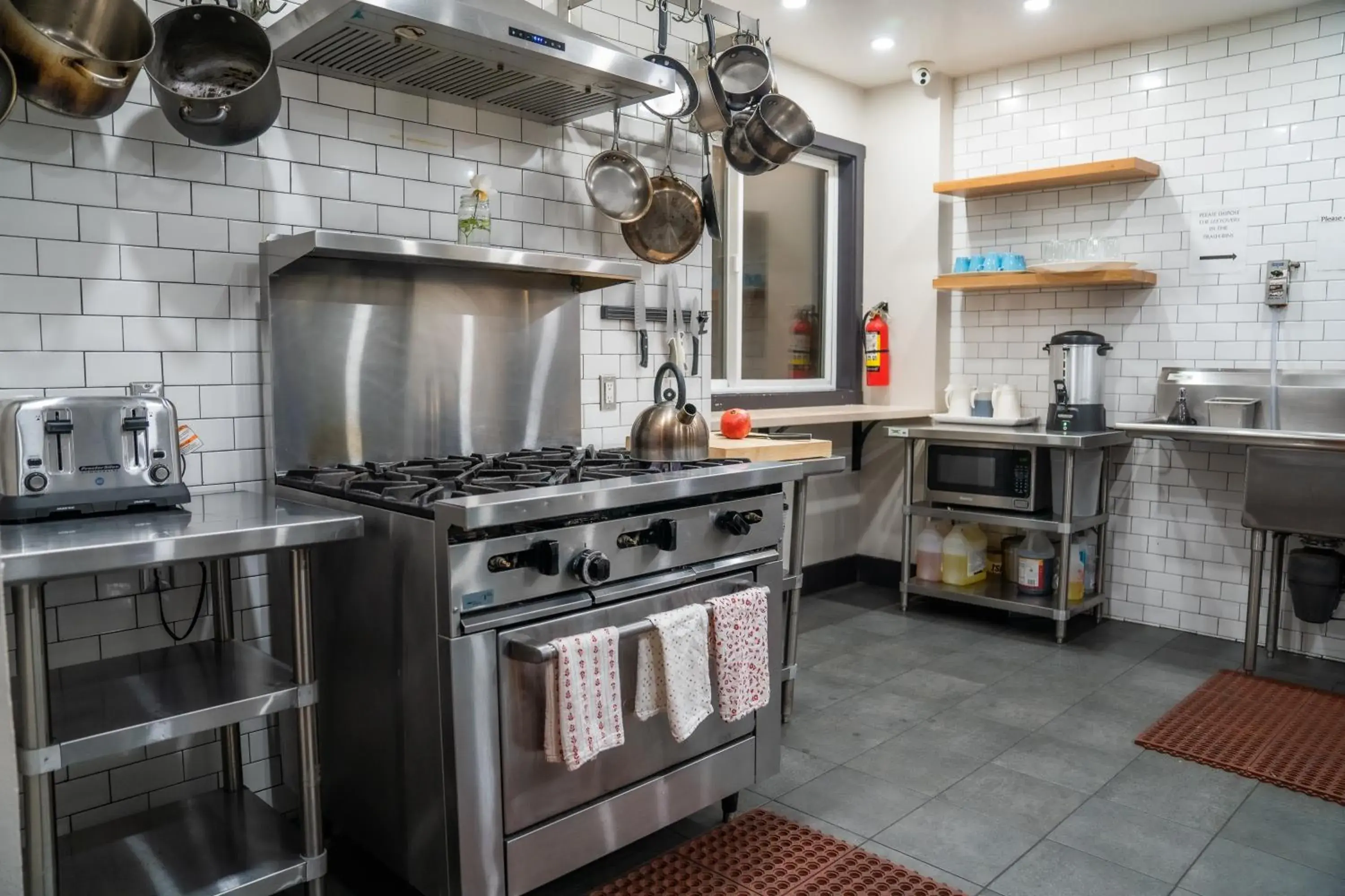 Communal kitchen, Kitchen/Kitchenette in Amsterdam Hostel