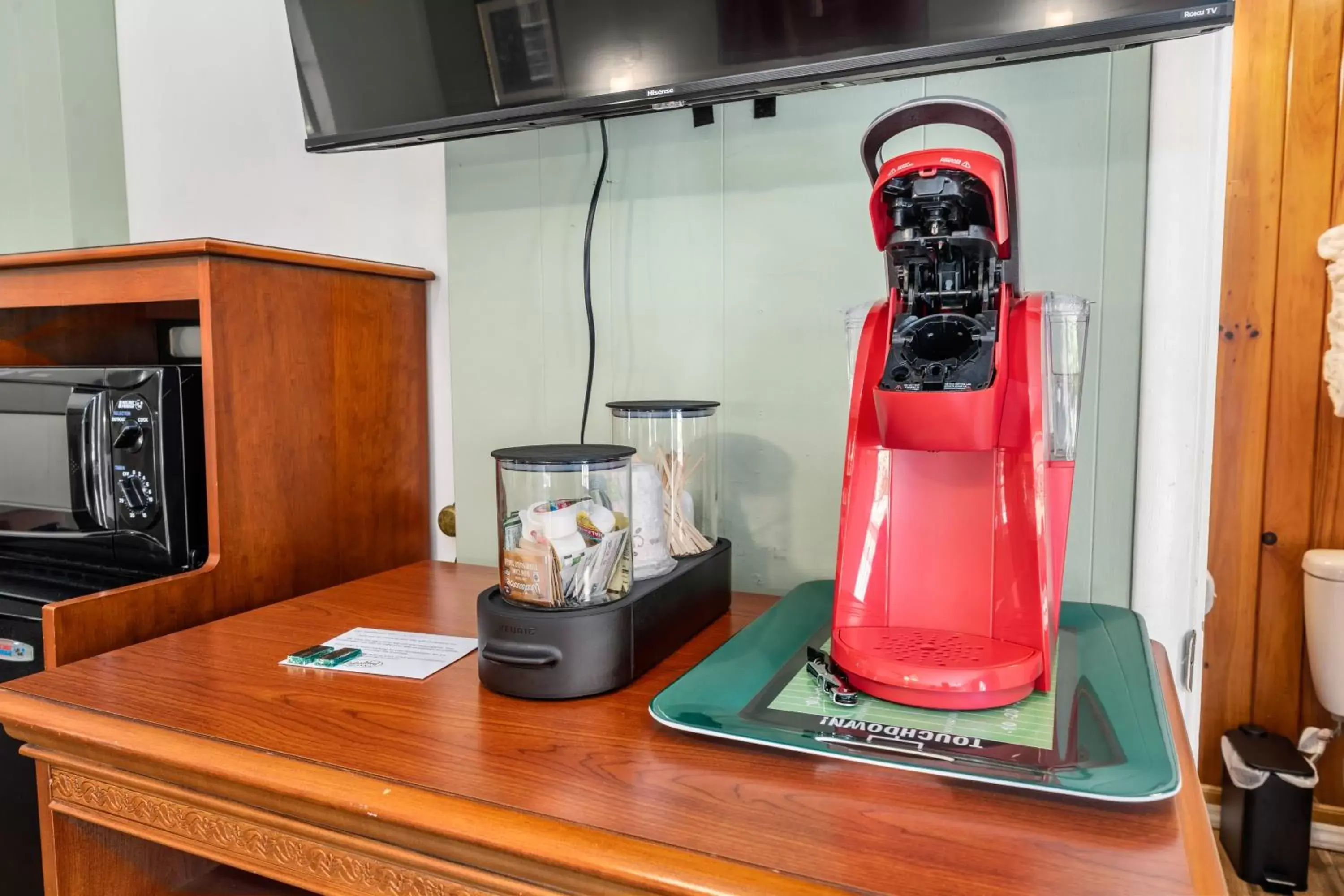 Coffee/tea facilities in CedarWood Inn