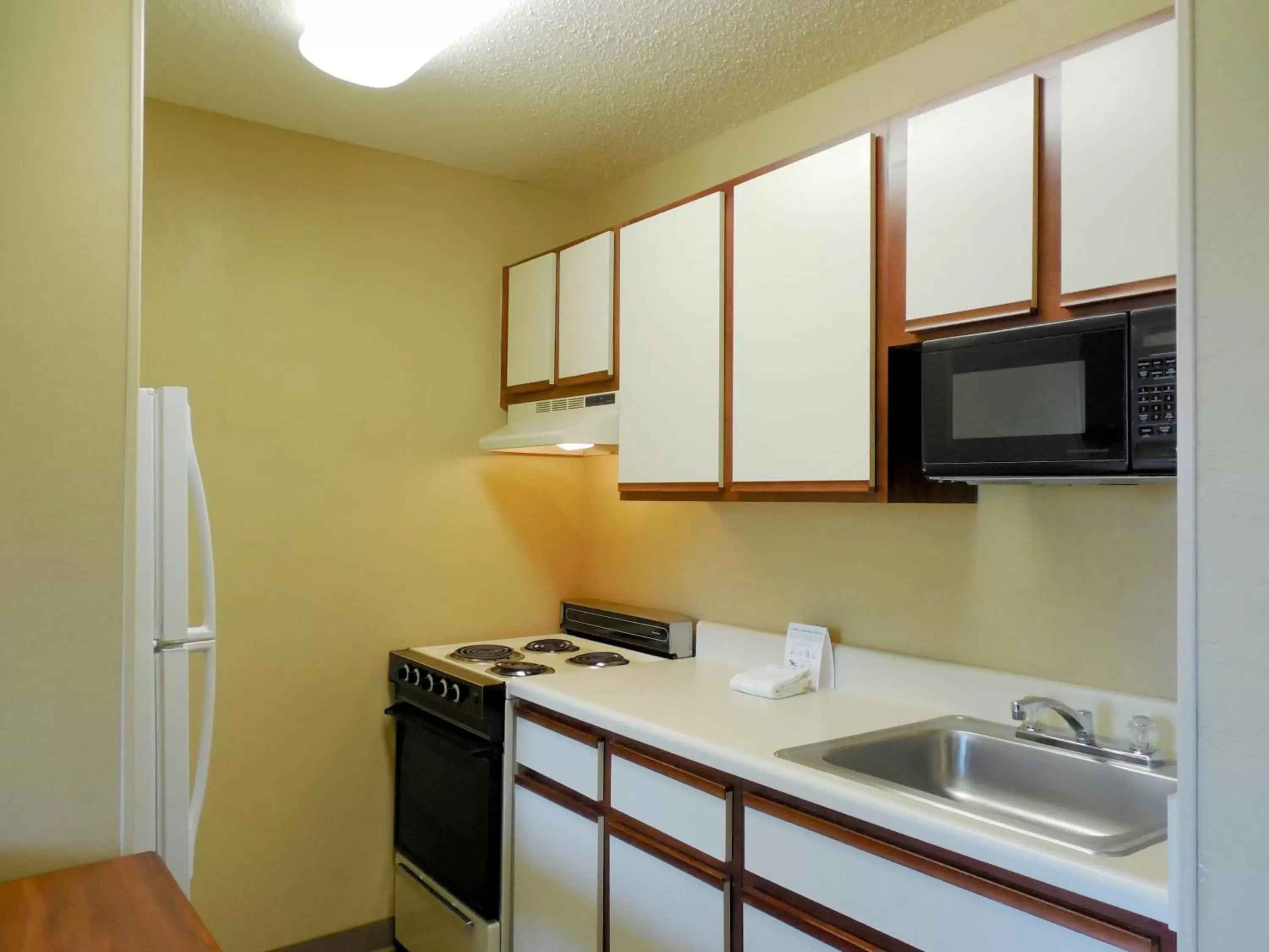 Kitchen or kitchenette, Kitchen/Kitchenette in Extended Stay America Suites - Raleigh - Cary - Harrison Ave