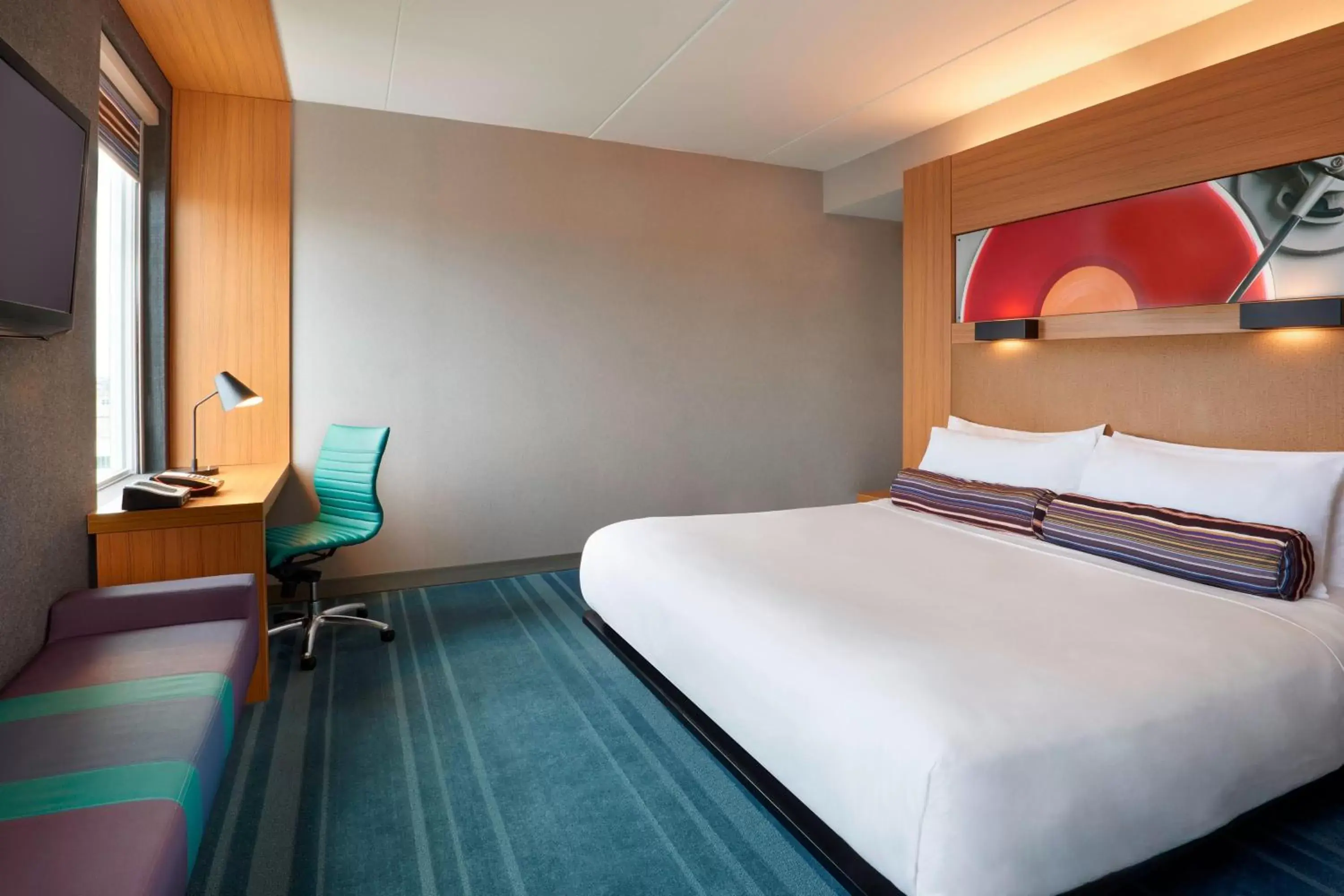 Photo of the whole room, Bed in Aloft Vaughan Mills