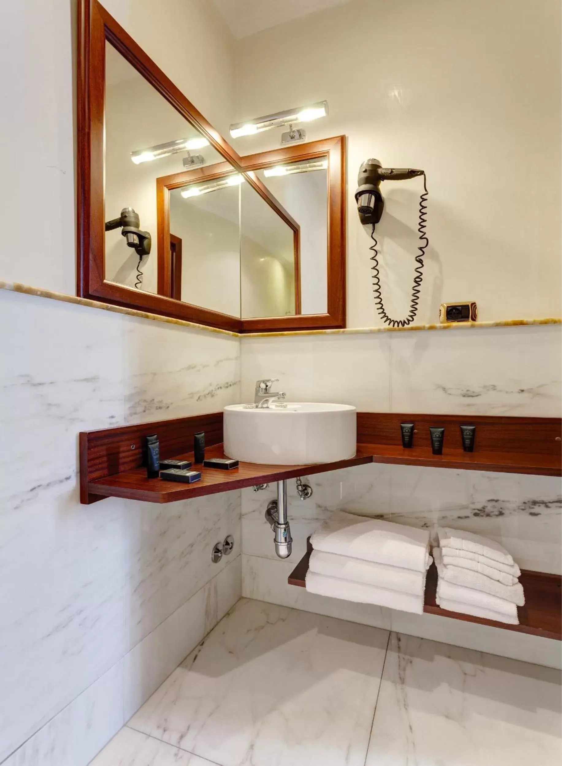 Bathroom in Hotel Best Roma