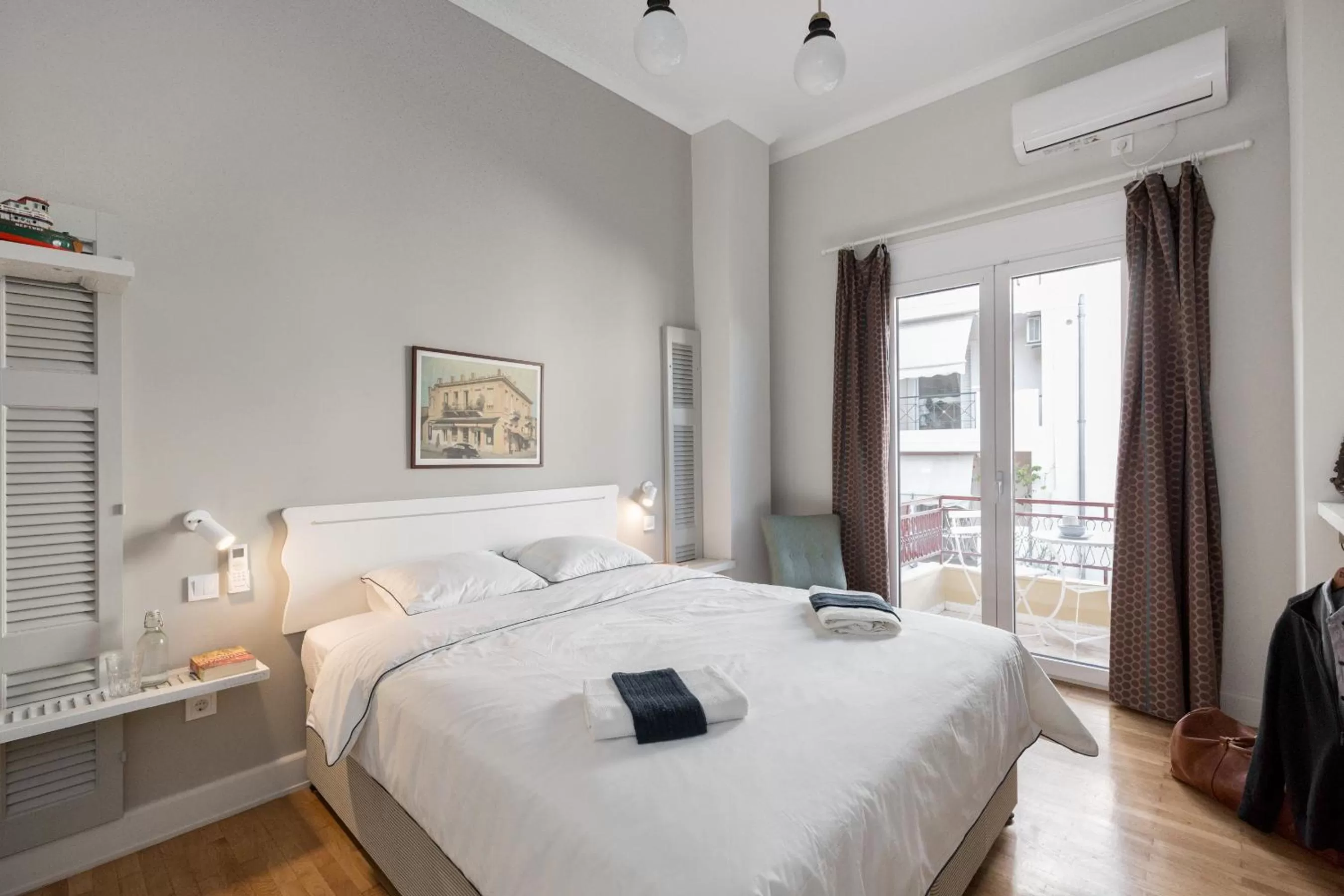 Bed in Troon of Athens Apartments