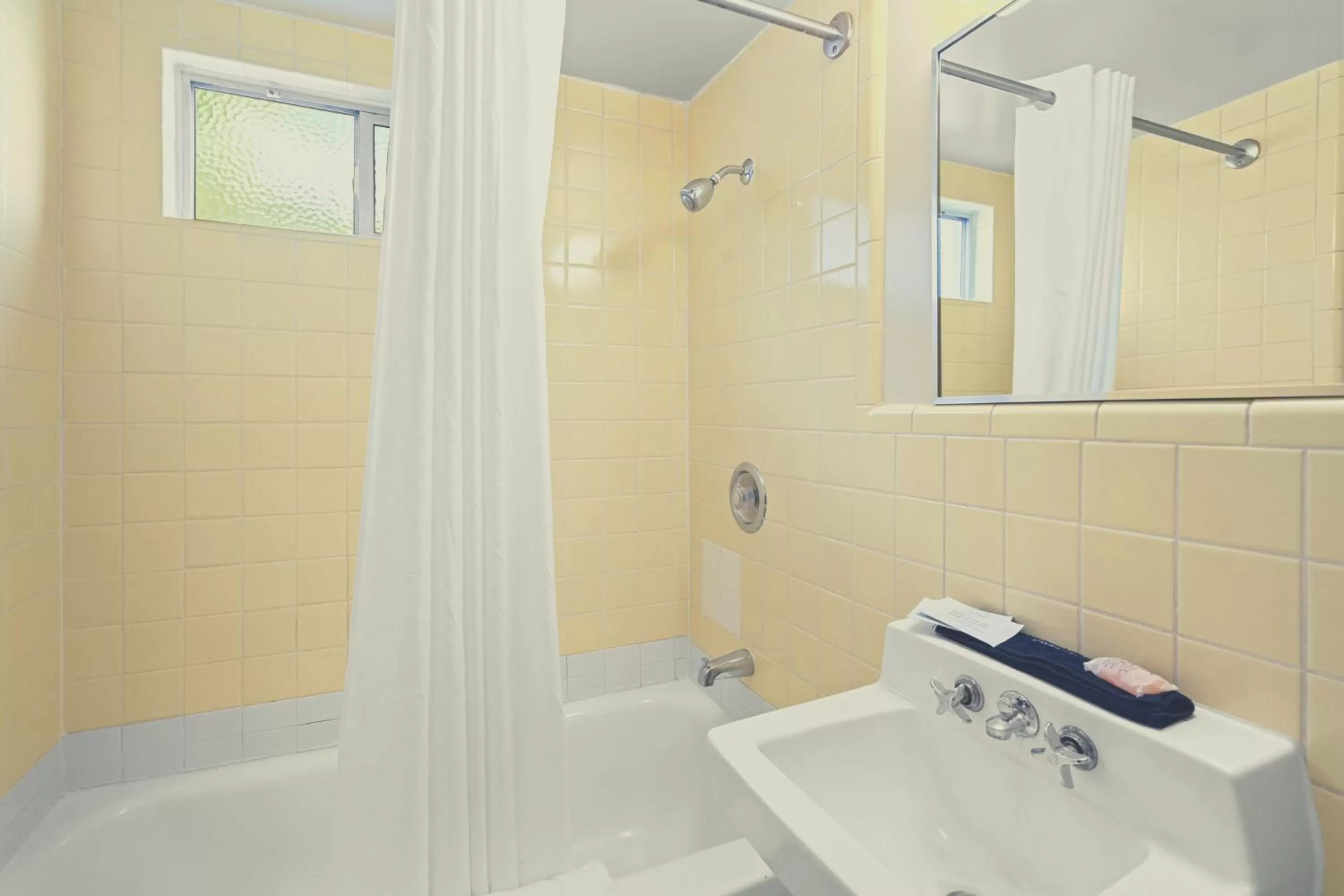 Bathroom in Stardust Motel Wallace