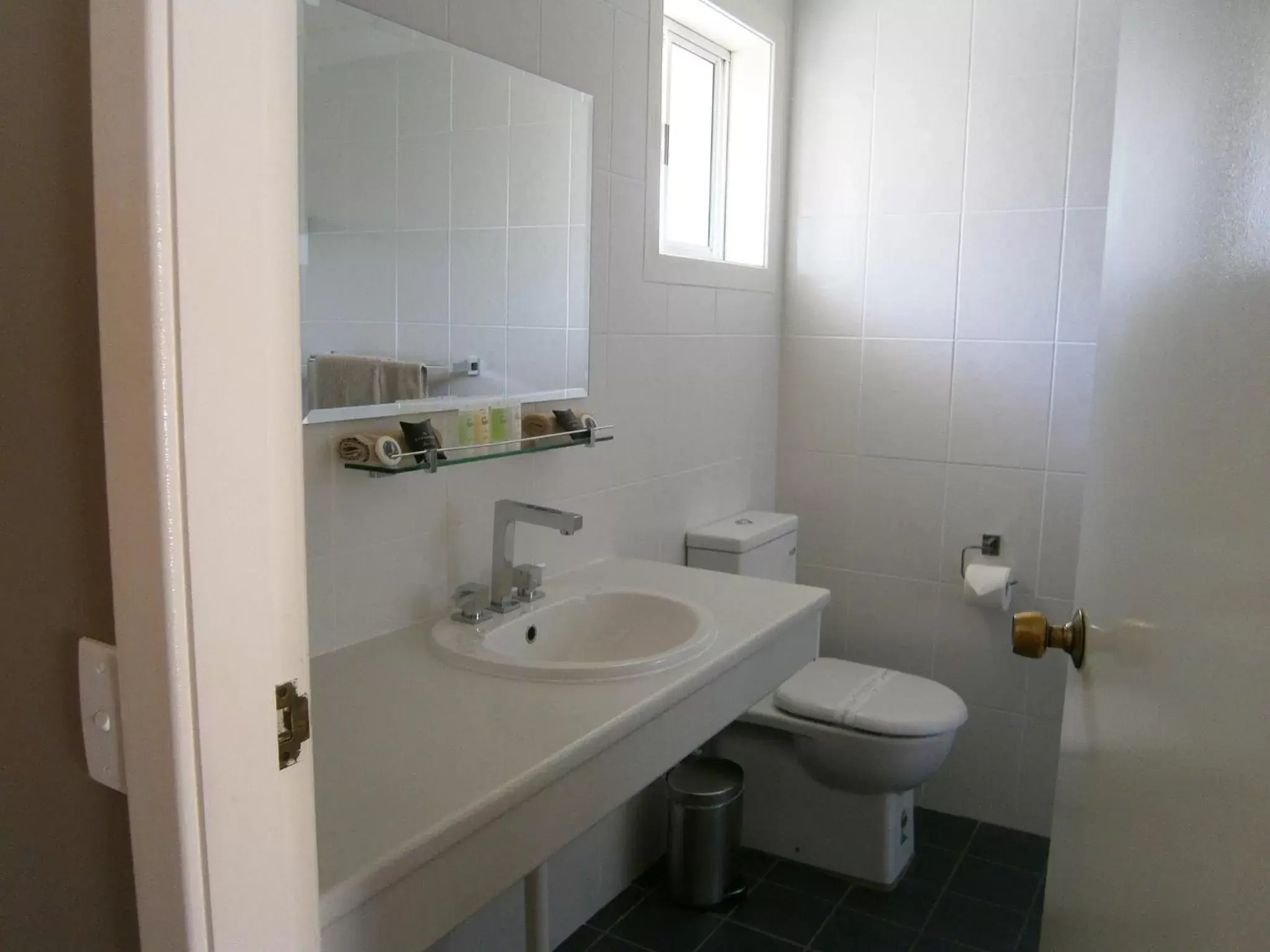 Toilet, Bathroom in Highlands Motor Inn