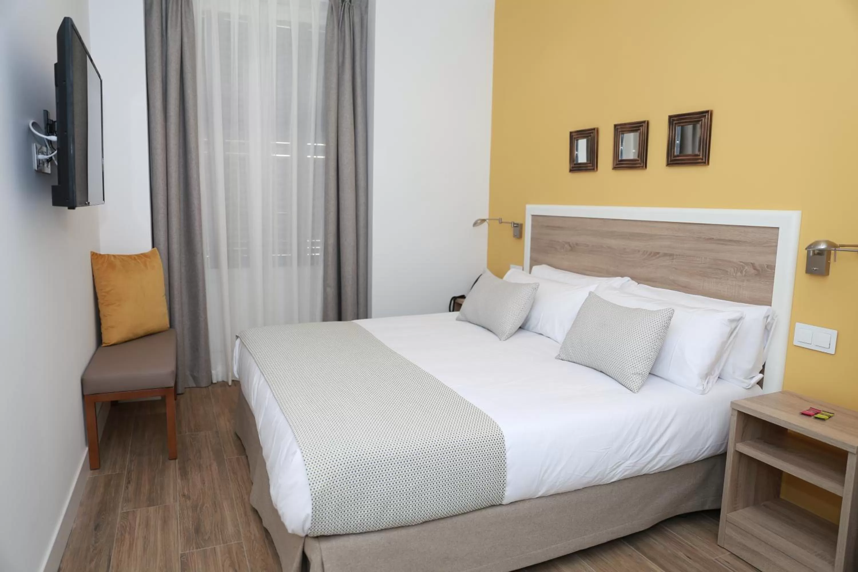 Bedroom, Bed in New Point Opera