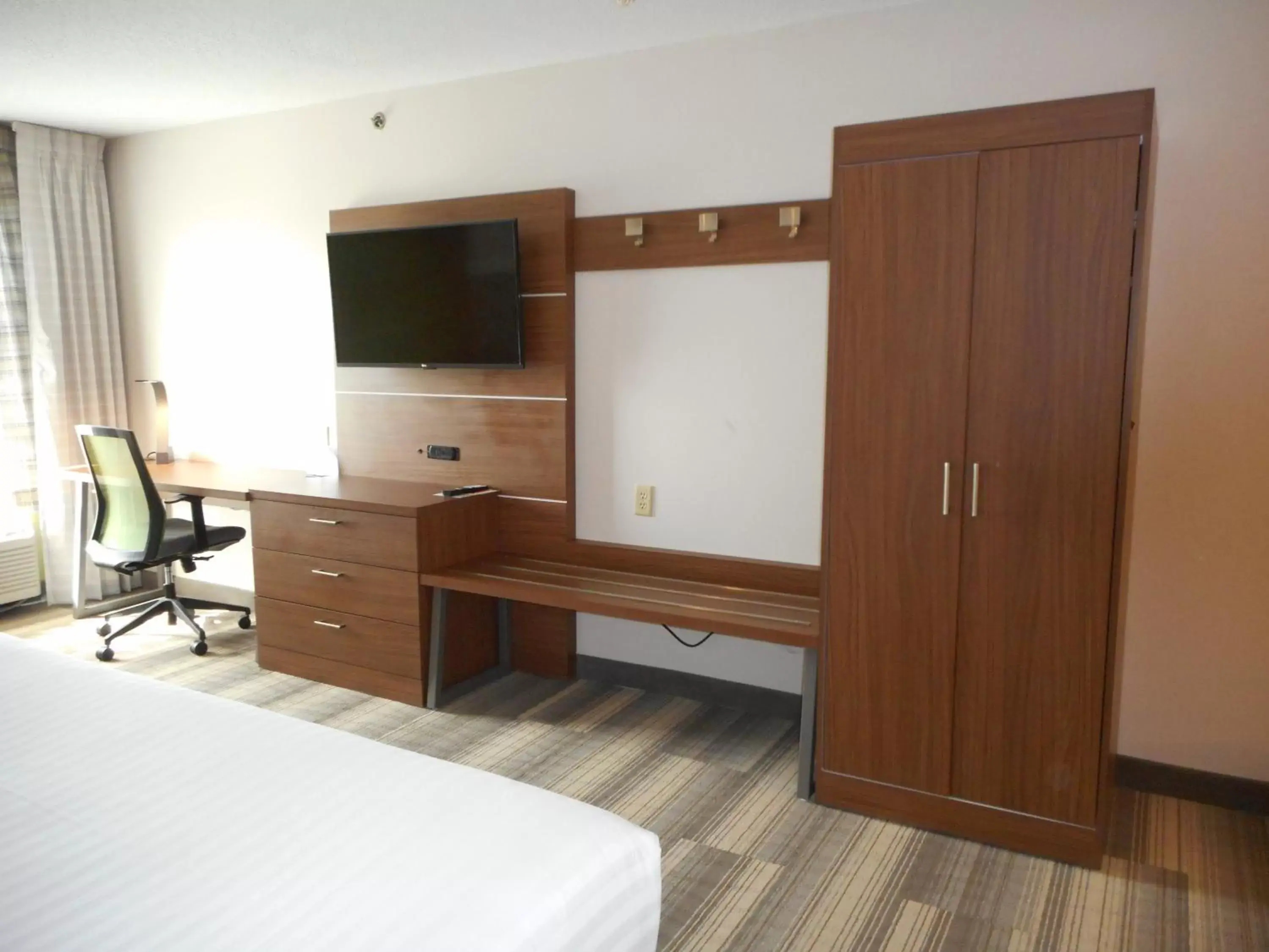 Bedroom, TV/Entertainment Center in Holiday Inn Express Fairfield, an IHG Hotel