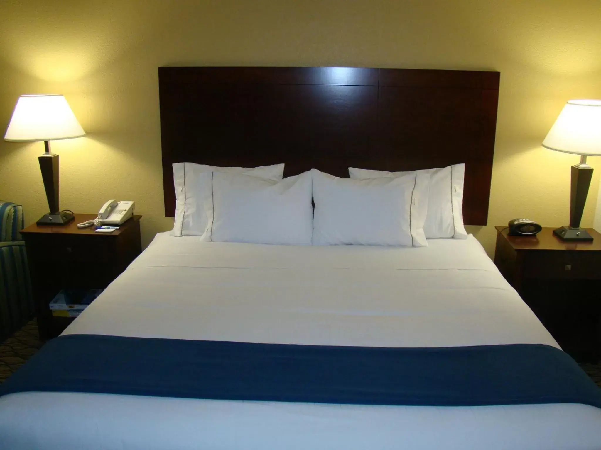 Bed in Holiday Inn Express Scottsdale North, an IHG Hotel