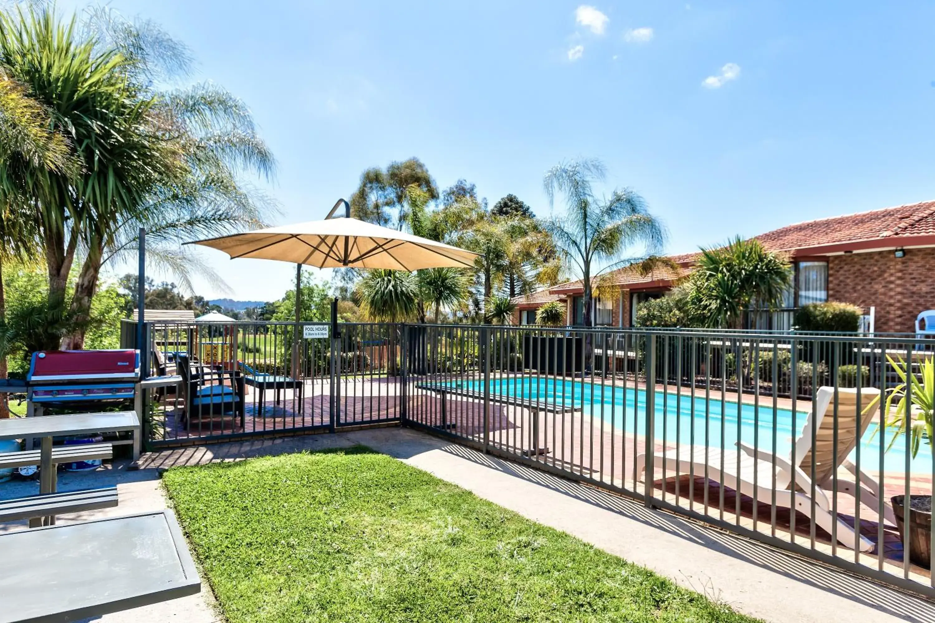 BBQ facilities, Swimming Pool in Hume Country Motor Inn
