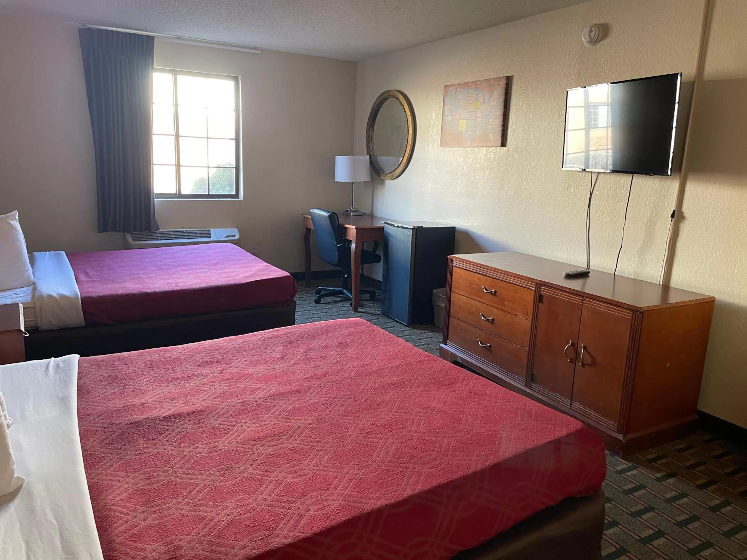 Photo of the whole room, Bed in Econo Lodge