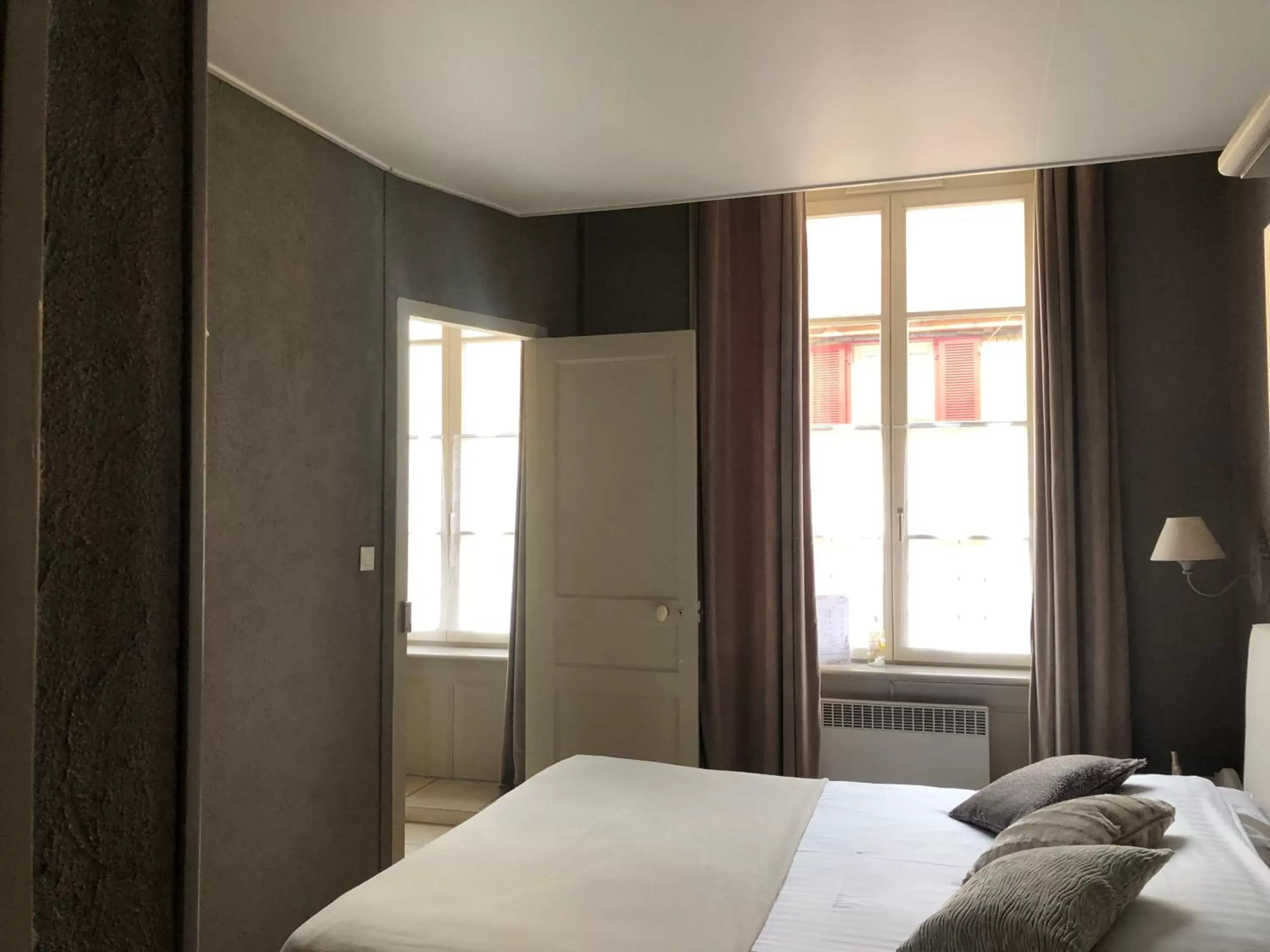 Photo of the whole room, Bed in The Originals City, Hôtel de la Balance, Montbéliard
