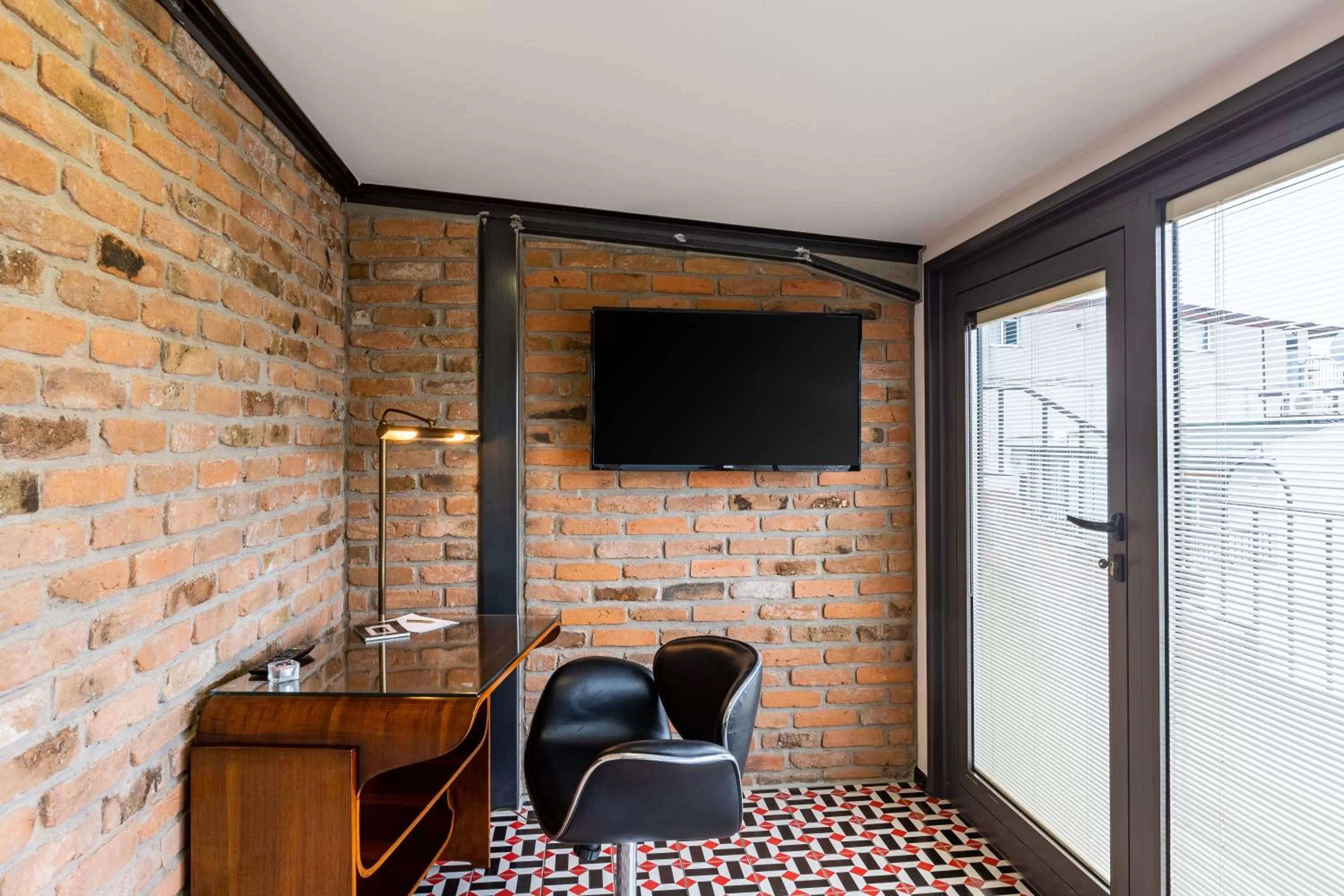 TV and multimedia in Villa Pera Suite Hotel