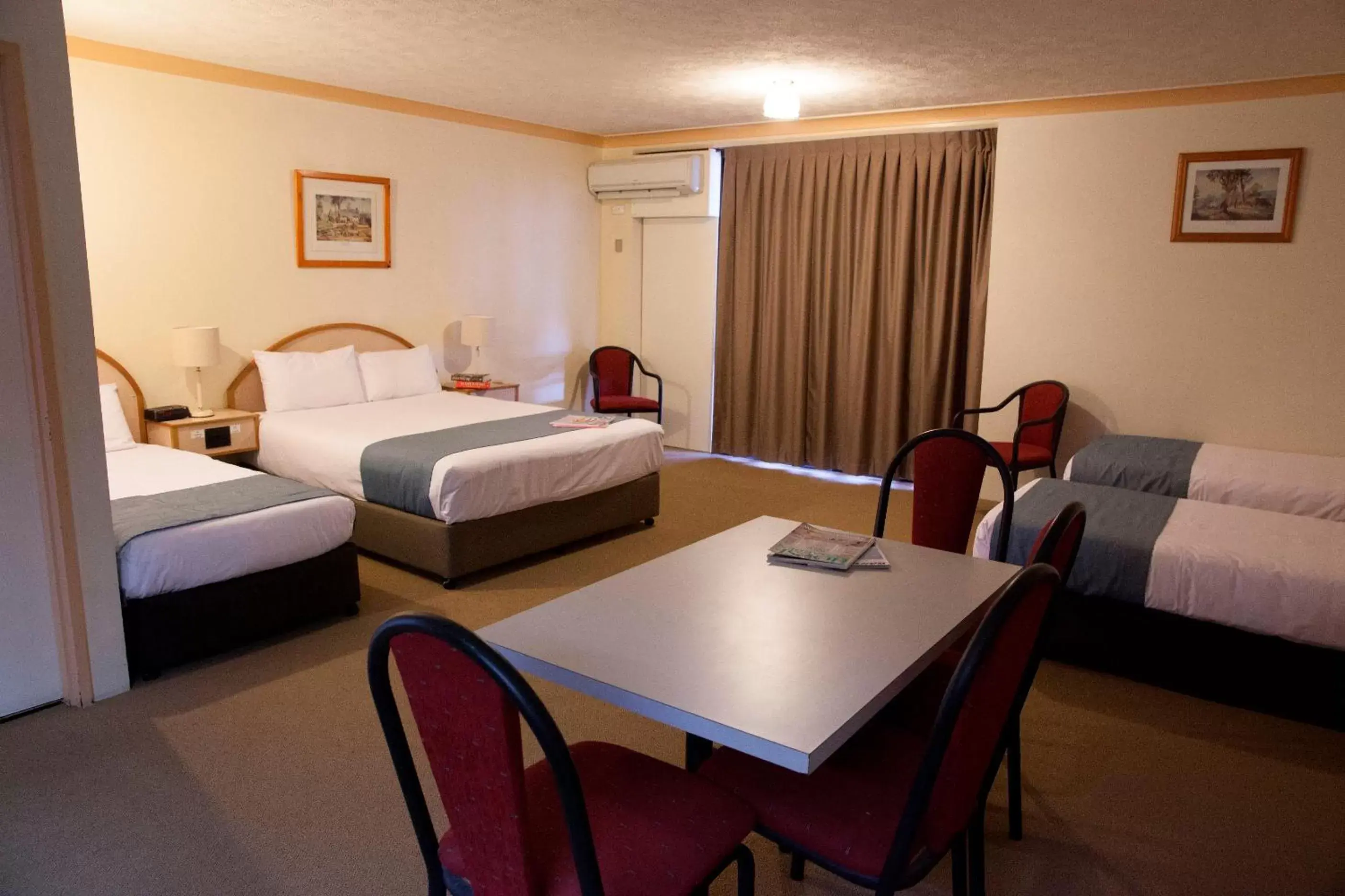 Photo of the whole room, Room Photo in Longreach Motor Inn