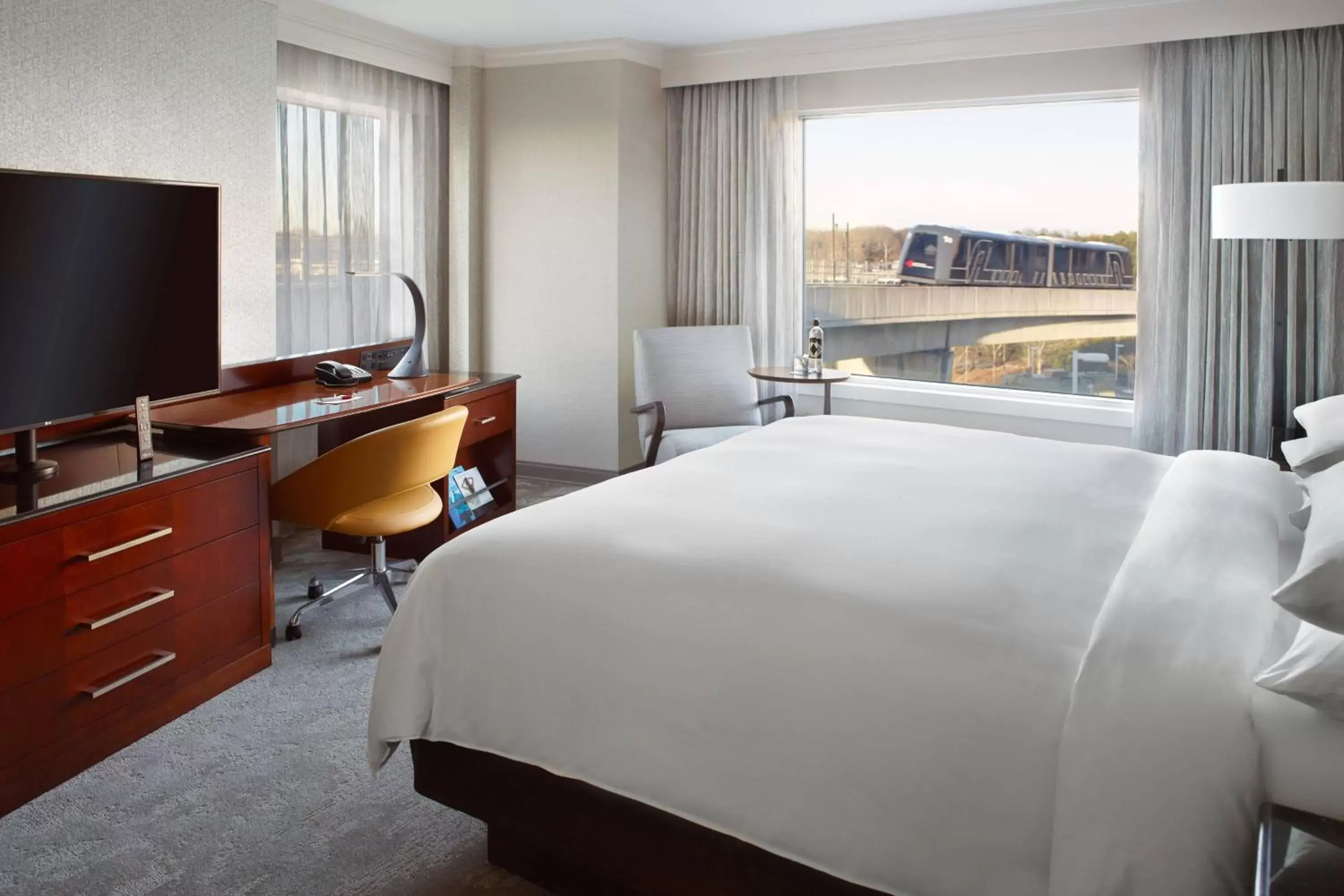 Photo of the whole room, Bed in Atlanta Airport Marriott Gateway