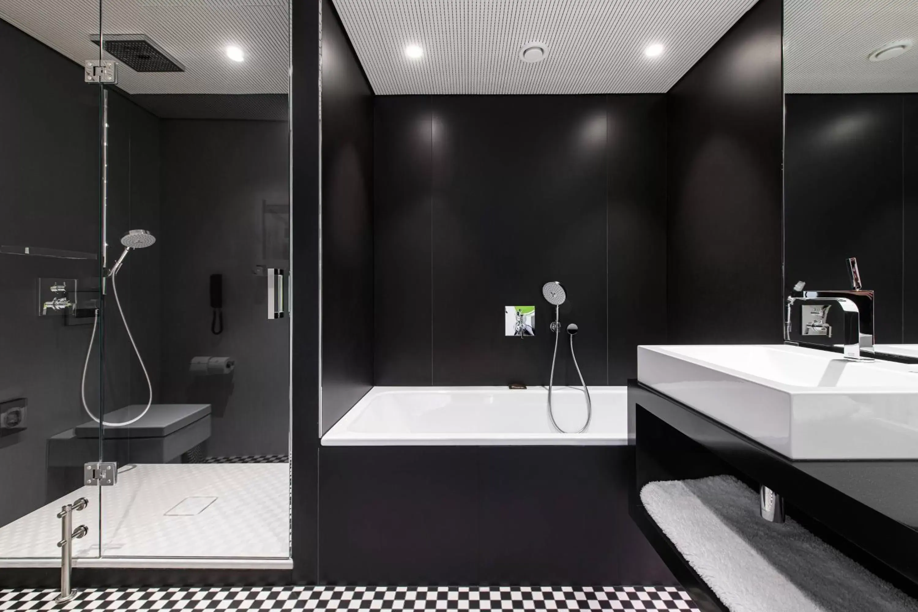 Bathroom in Renaissance Warsaw Airport Hotel