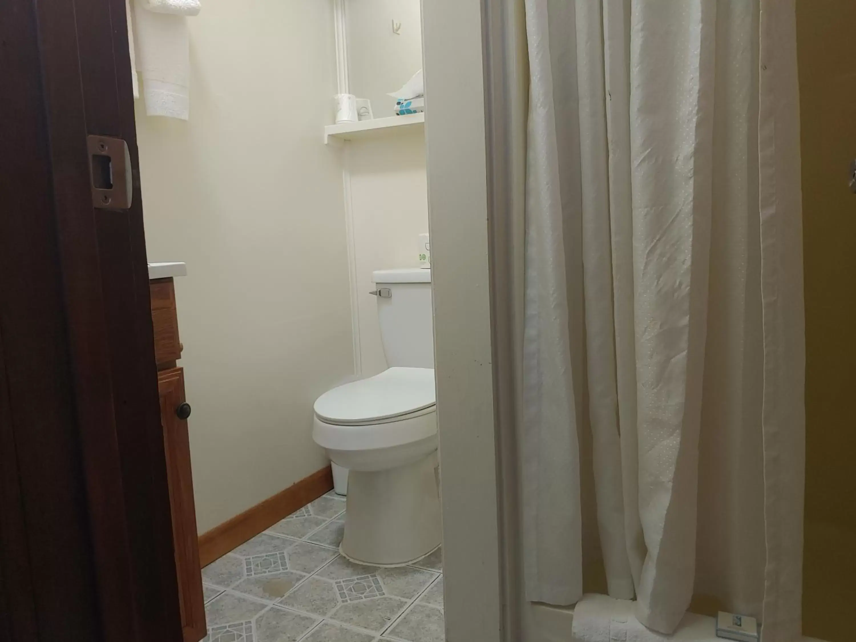 Bathroom in The Dublin House Motel