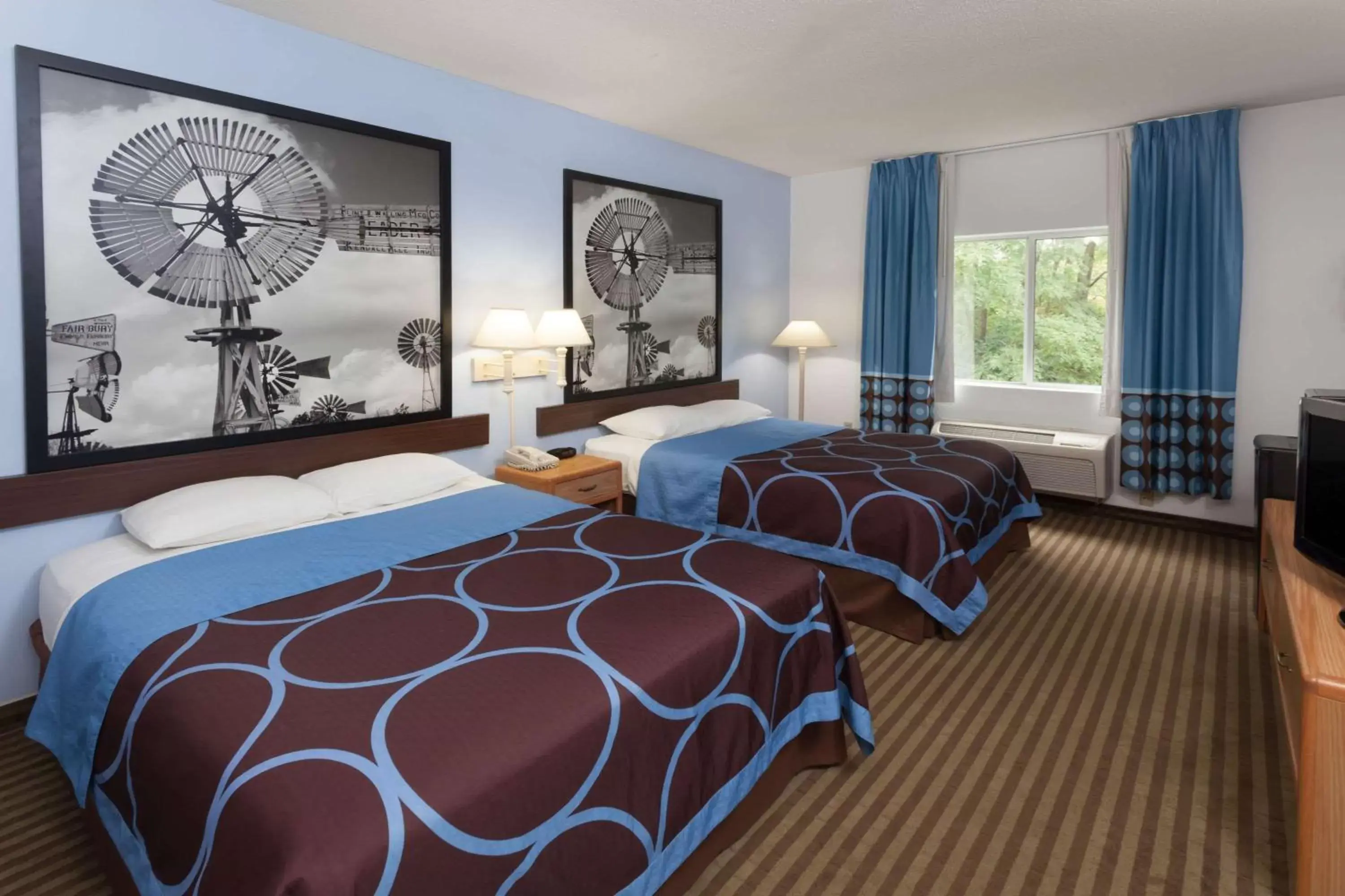 Photo of the whole room, Bed in Super 8 by Wyndham Huntington