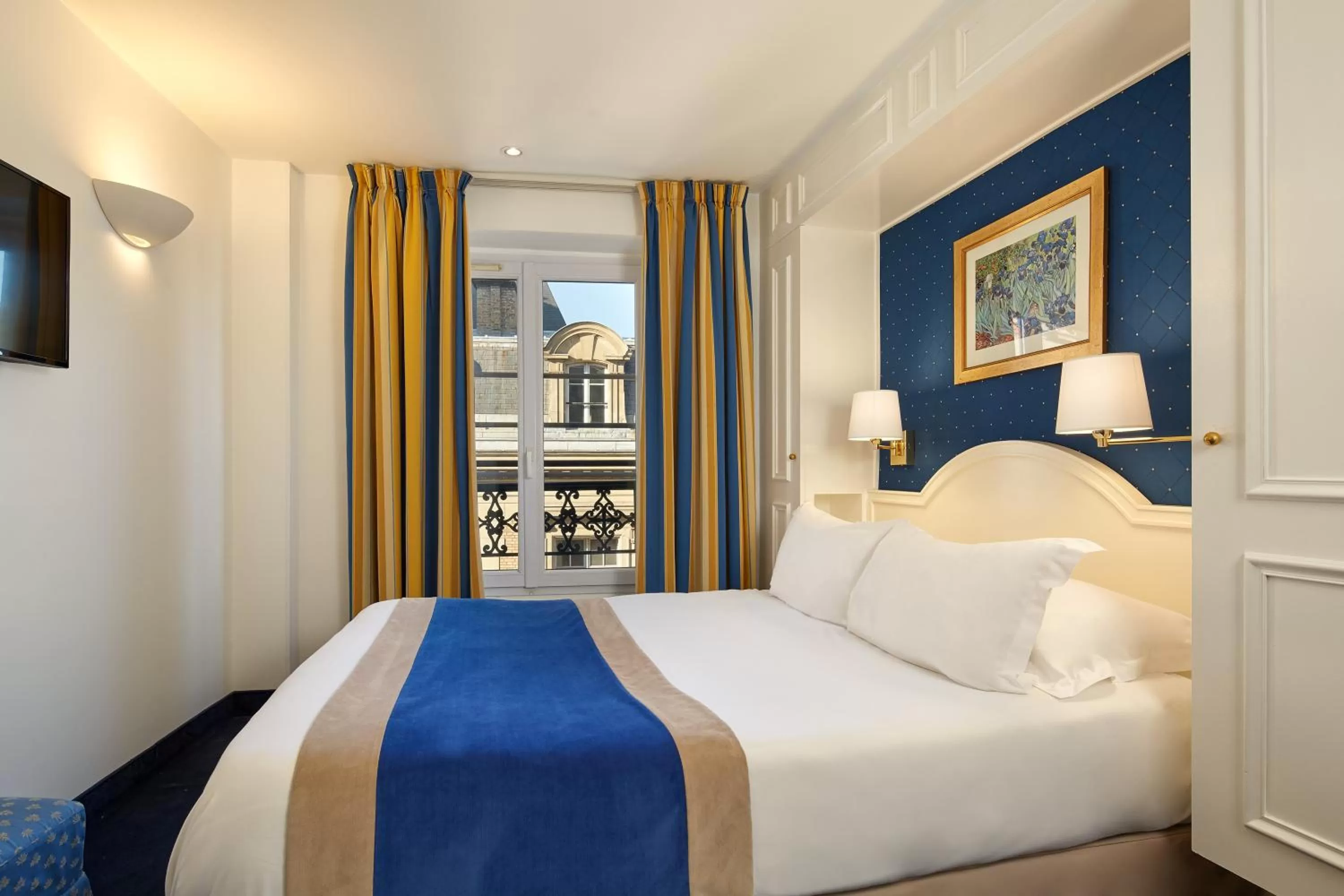 Bed in Austin's Arts Et Metiers Hotel