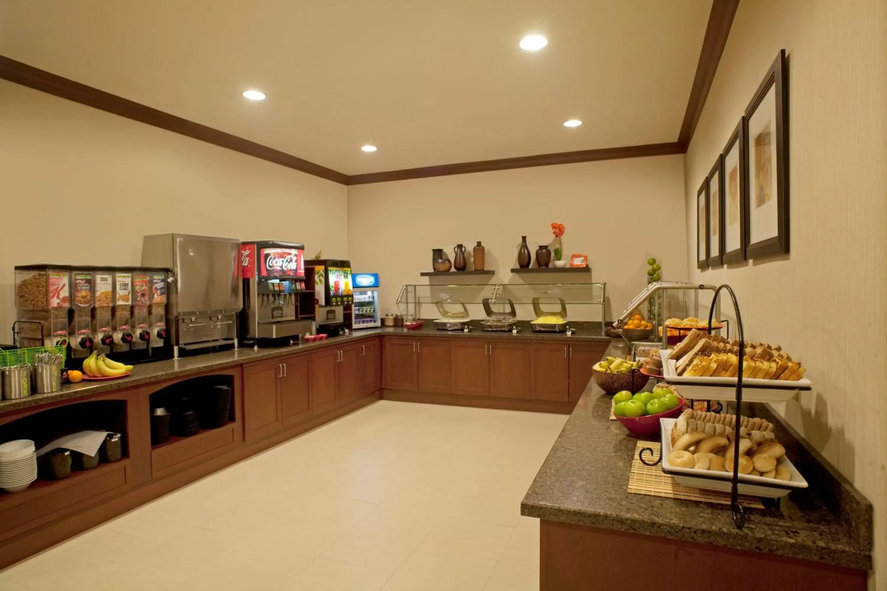 Breakfast in Staybridge Suites Chantilly Dulles Airport by IHG Breakfast in Staybridge Suites Chantilly Dulles Airport by IHG