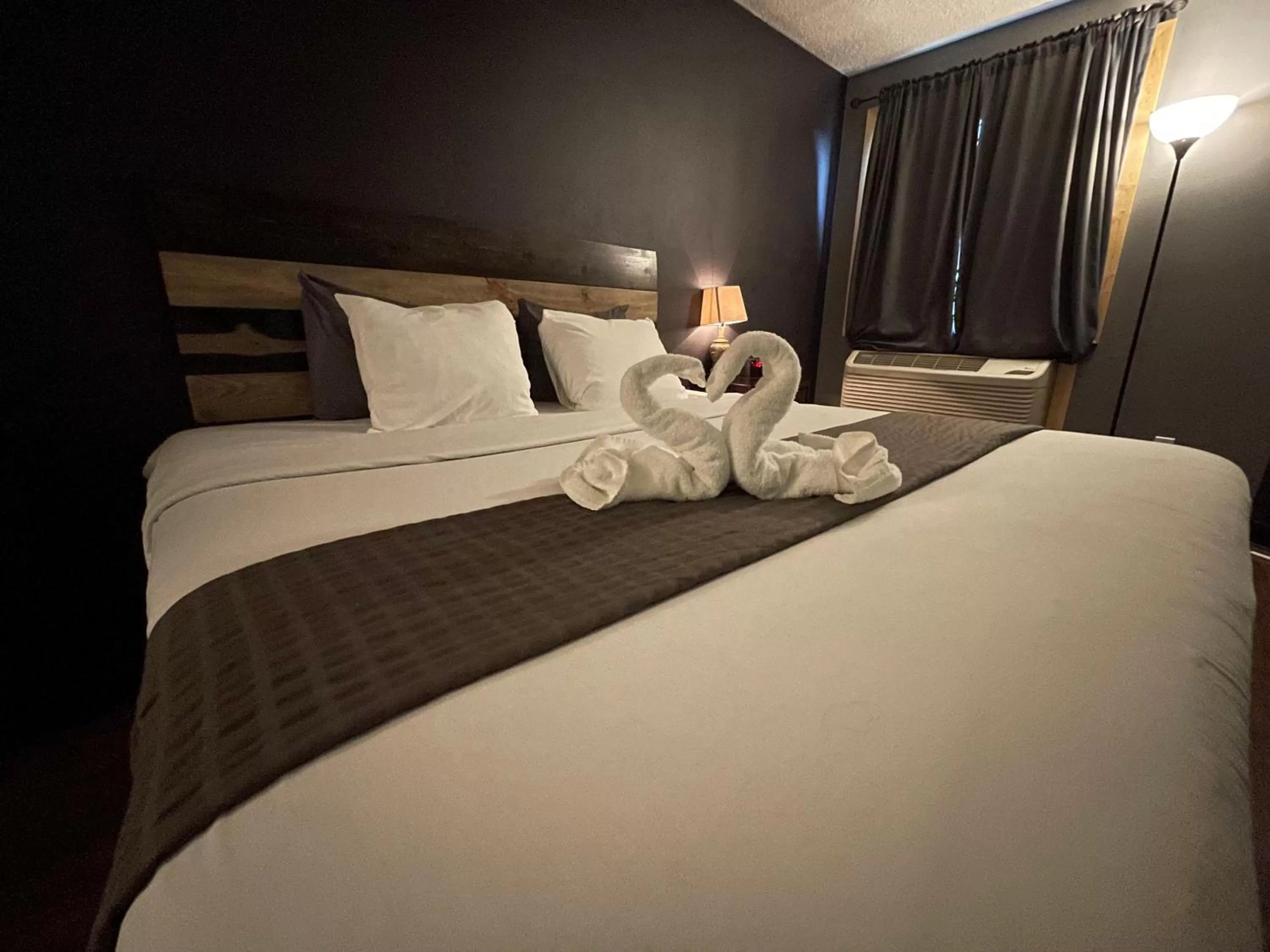 Bed in Sunnyside Inn and Suites