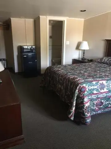 Bedroom, Bed in Fair Motel