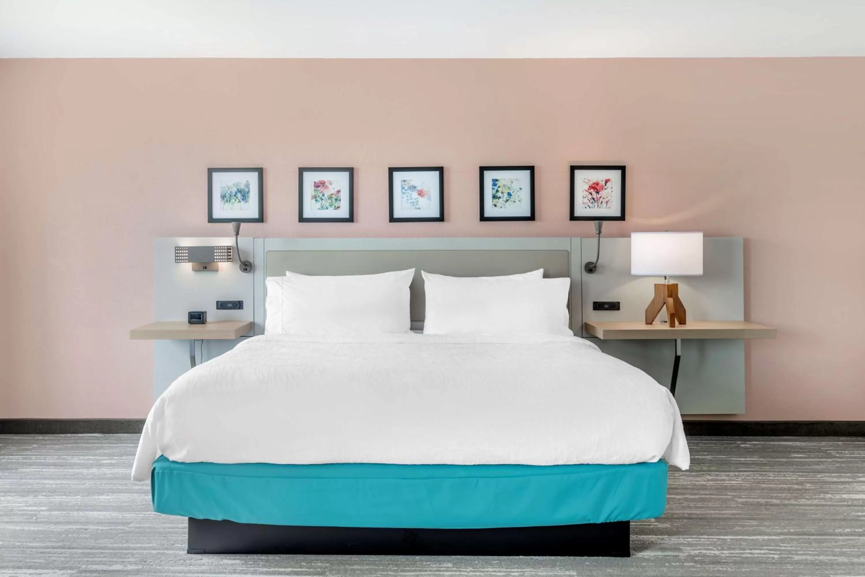 Bed in Hilton Garden Inn Atlanta Northeast/Gwinnett Sugarloaf