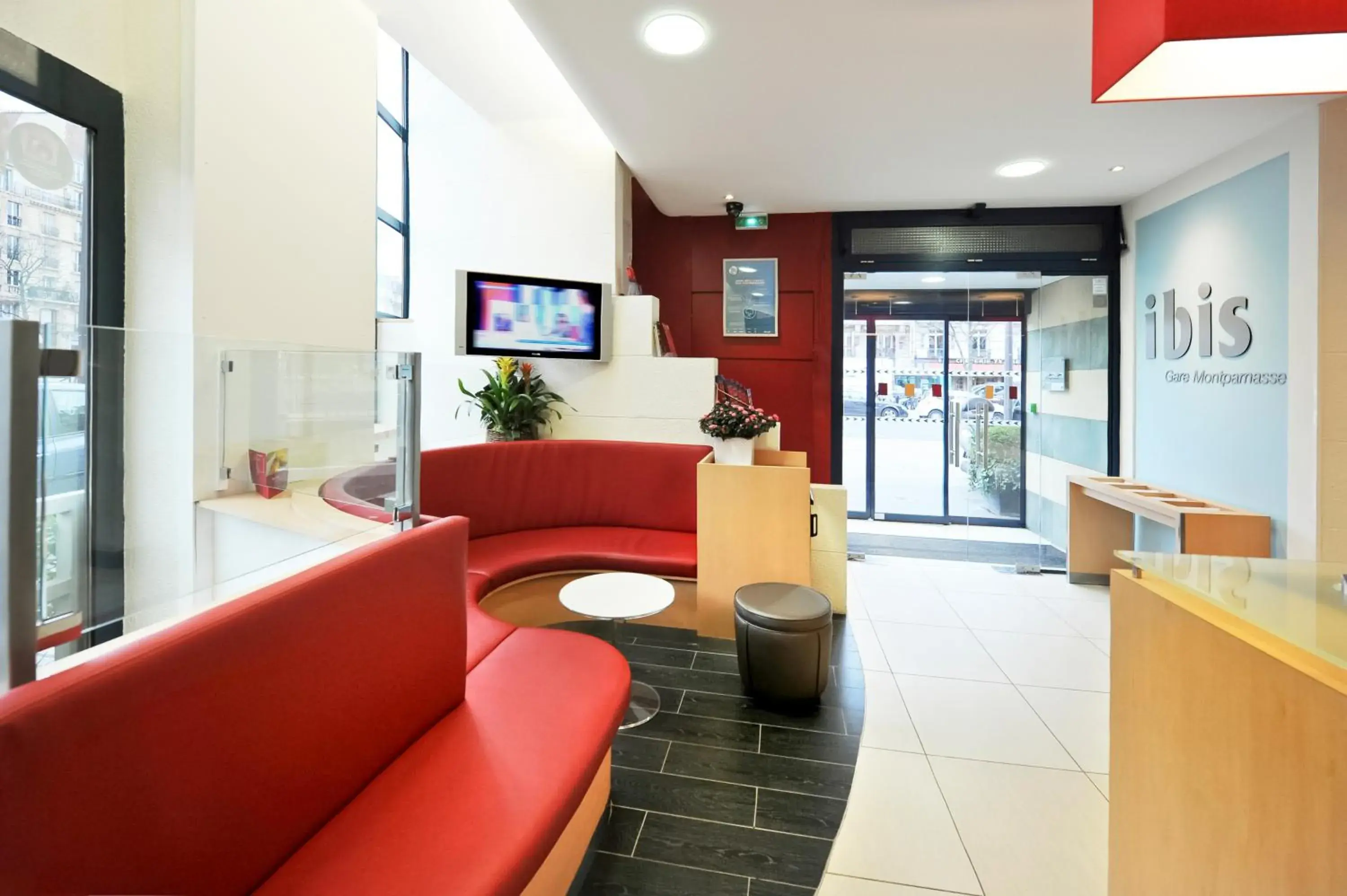 Lobby or reception in Ibis Paris Gare Montparnasse 15ème Lobby or reception in Ibis Paris Gare Montparnasse 15ème