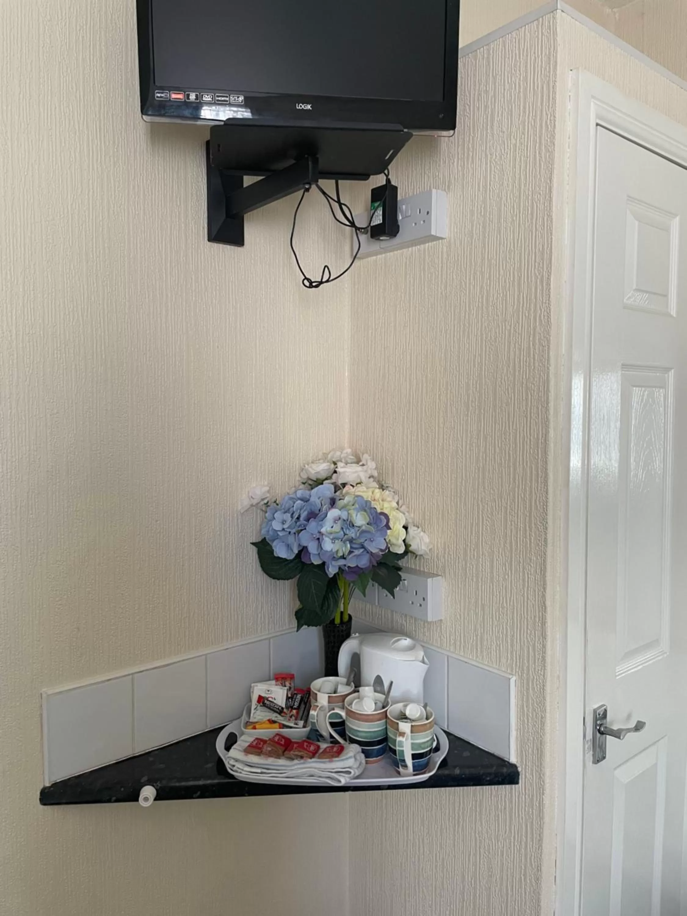 Coffee/tea facilities, TV/Entertainment Center in Ivydene Guest House