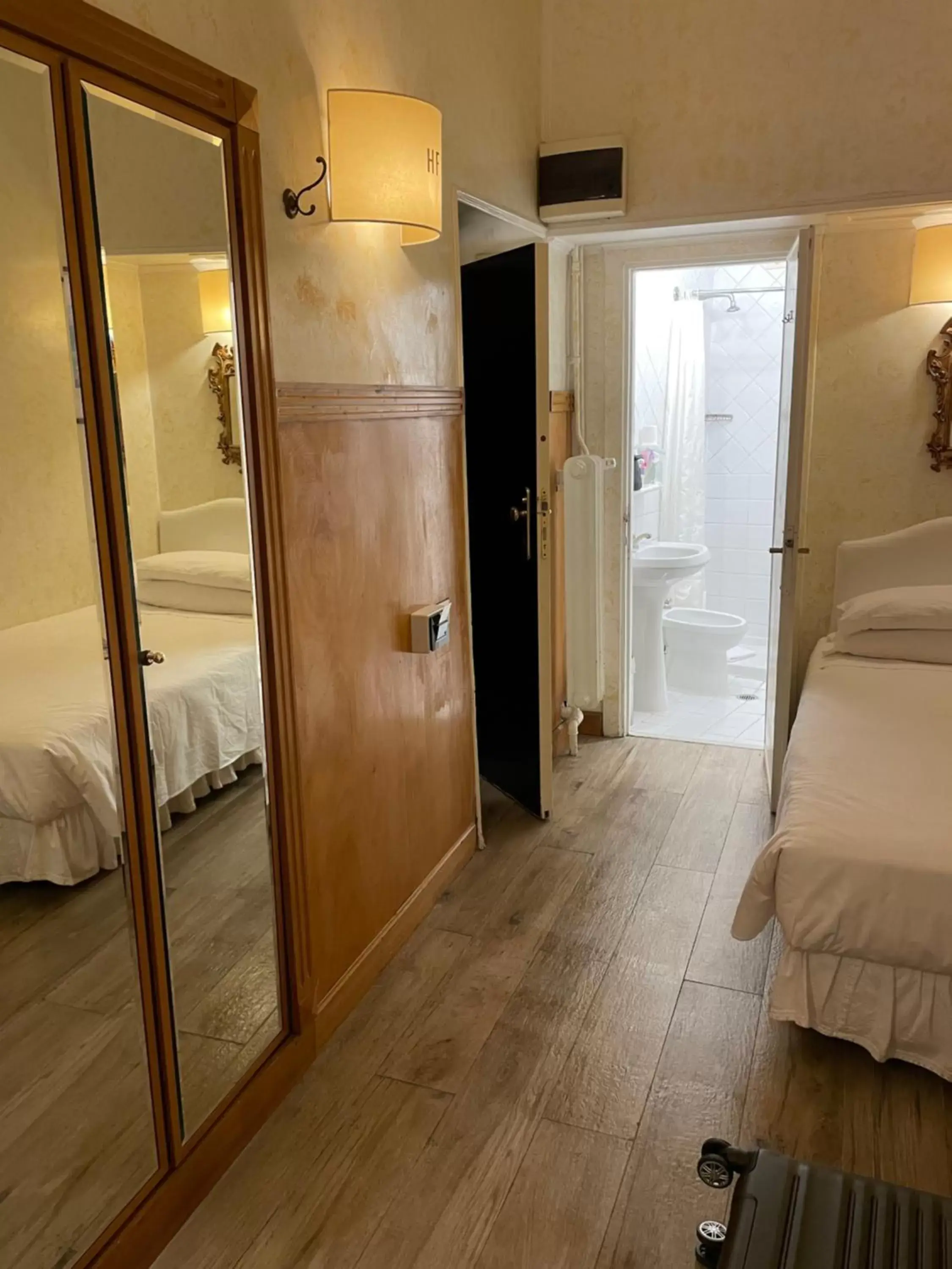 Bedroom, Bathroom in Hotel Fontana