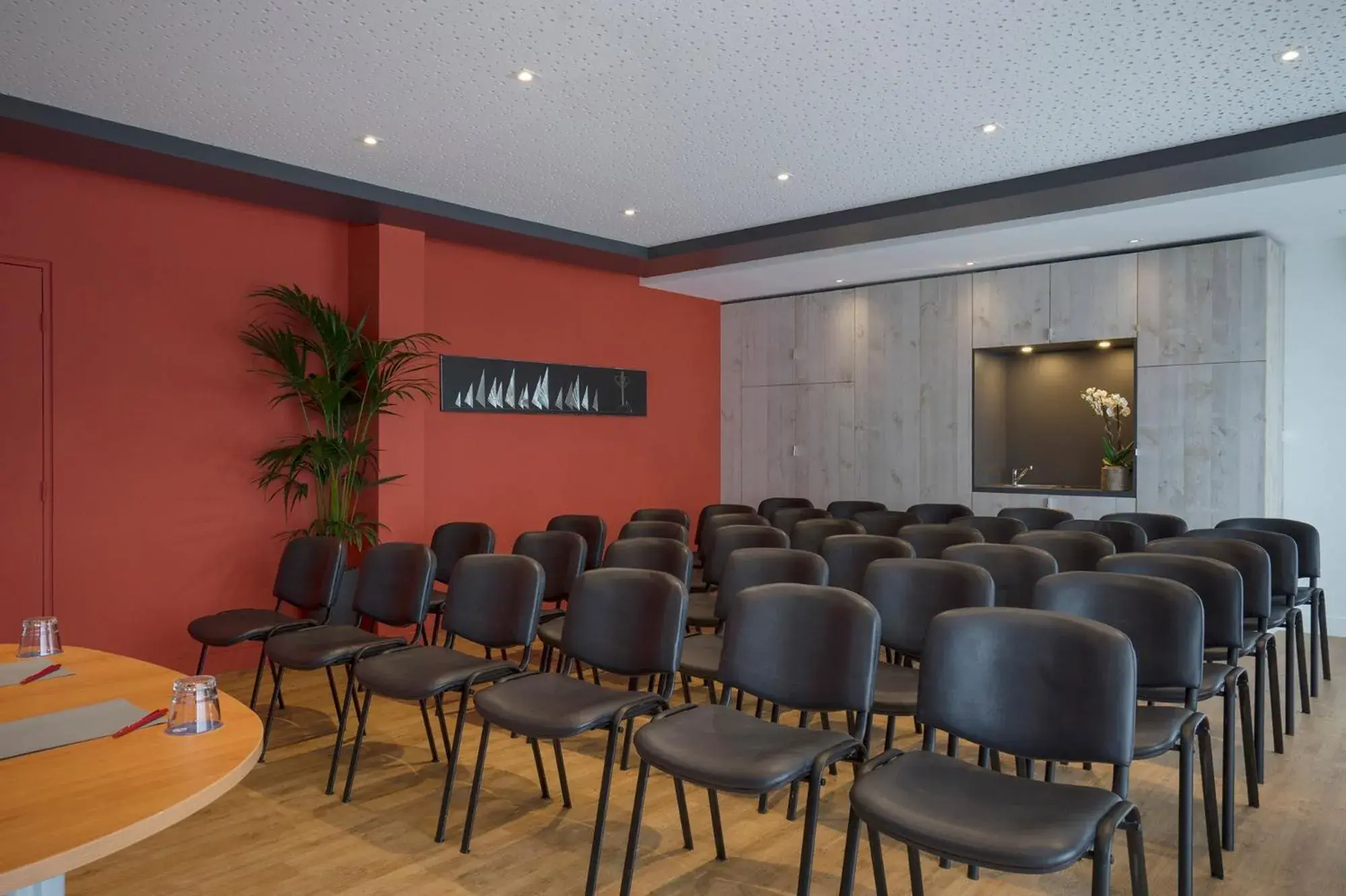 Meeting/conference room in The Originals Boutique, Hotel Admiral's, Les Sables-d'Olonne (Inter-Hotel)