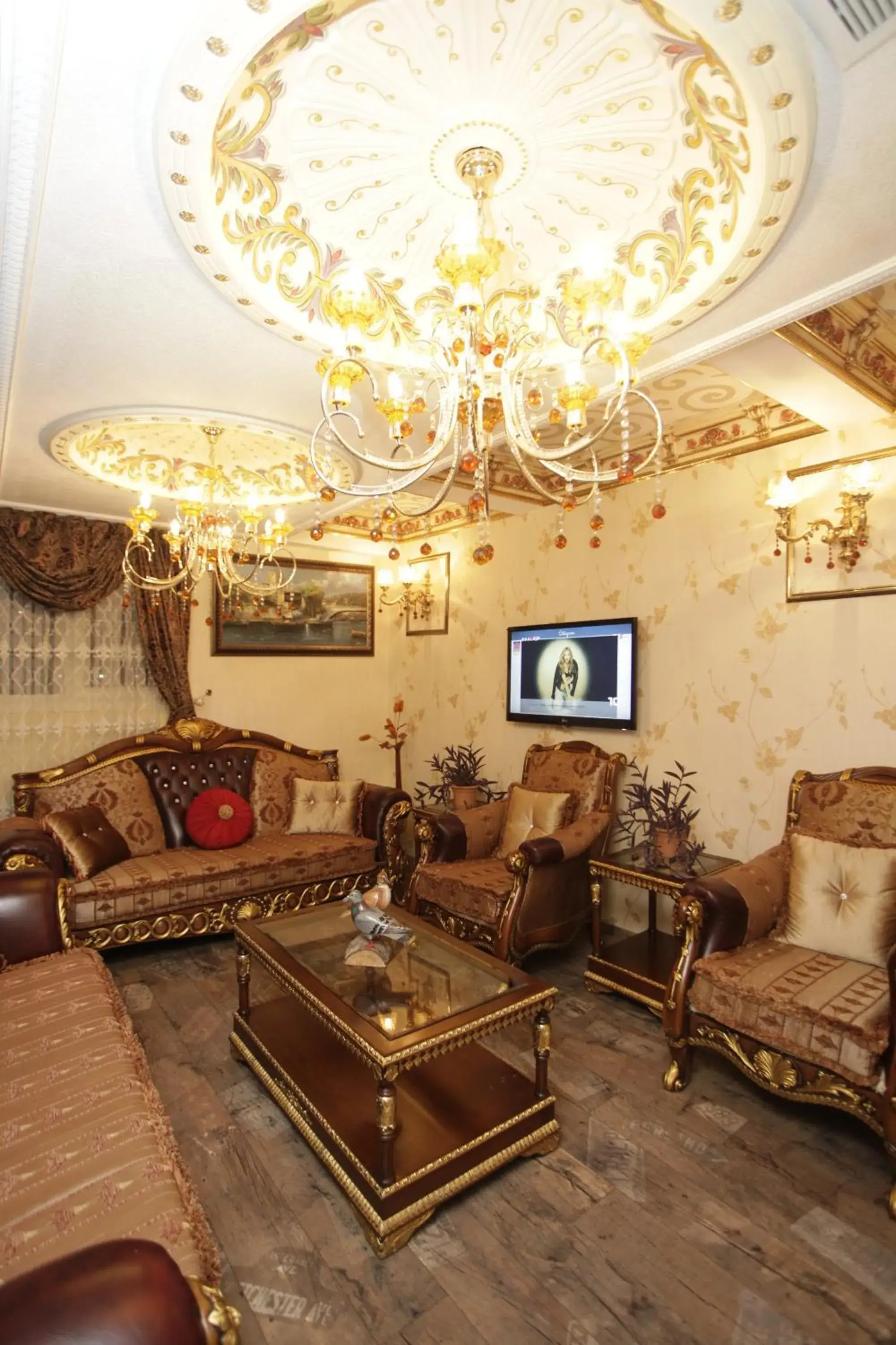 Communal lounge/ TV room, Lobby/Reception in Marmaray Hotel