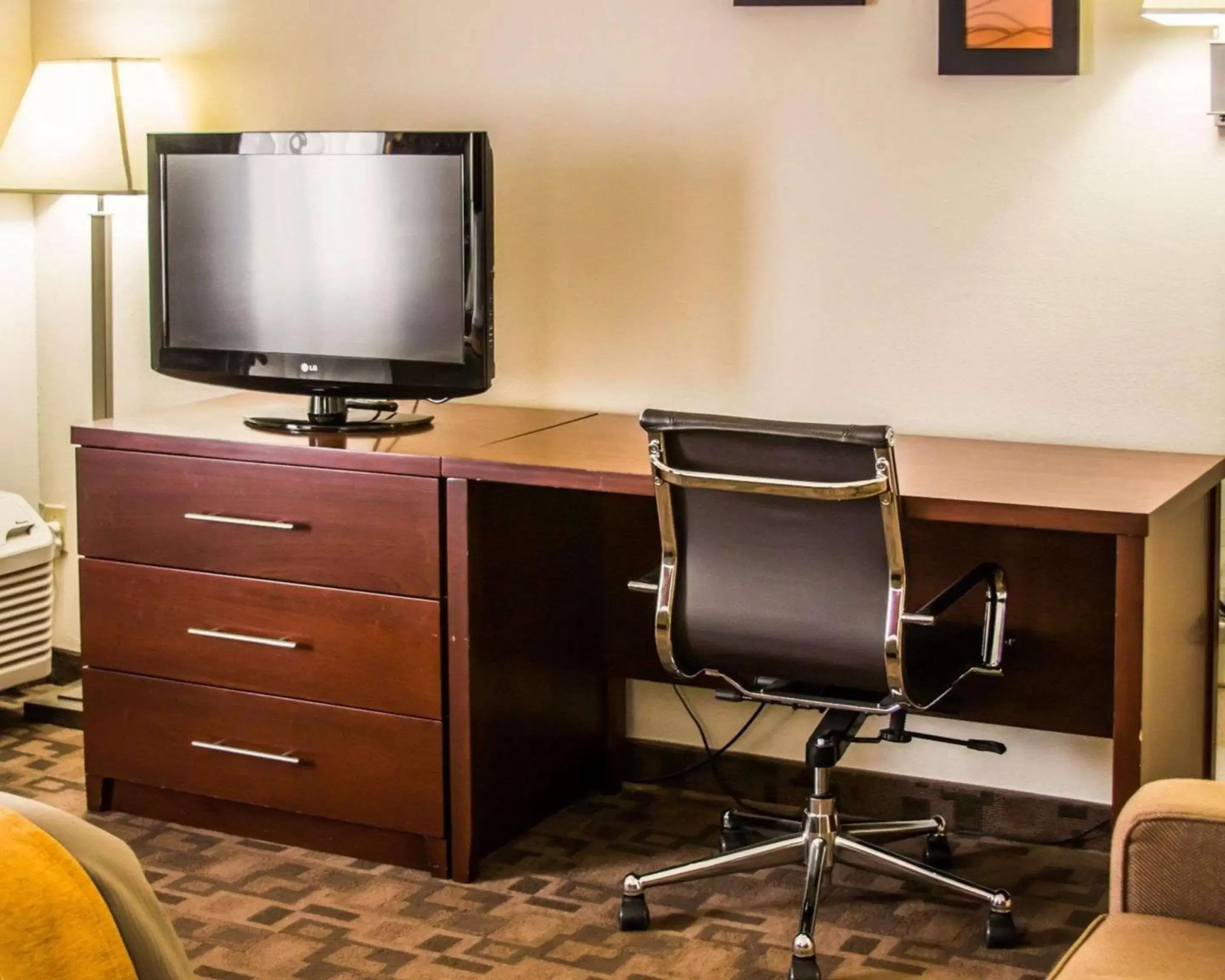 Photo of the whole room, TV/Entertainment Center in Comfort Inn Birch Run